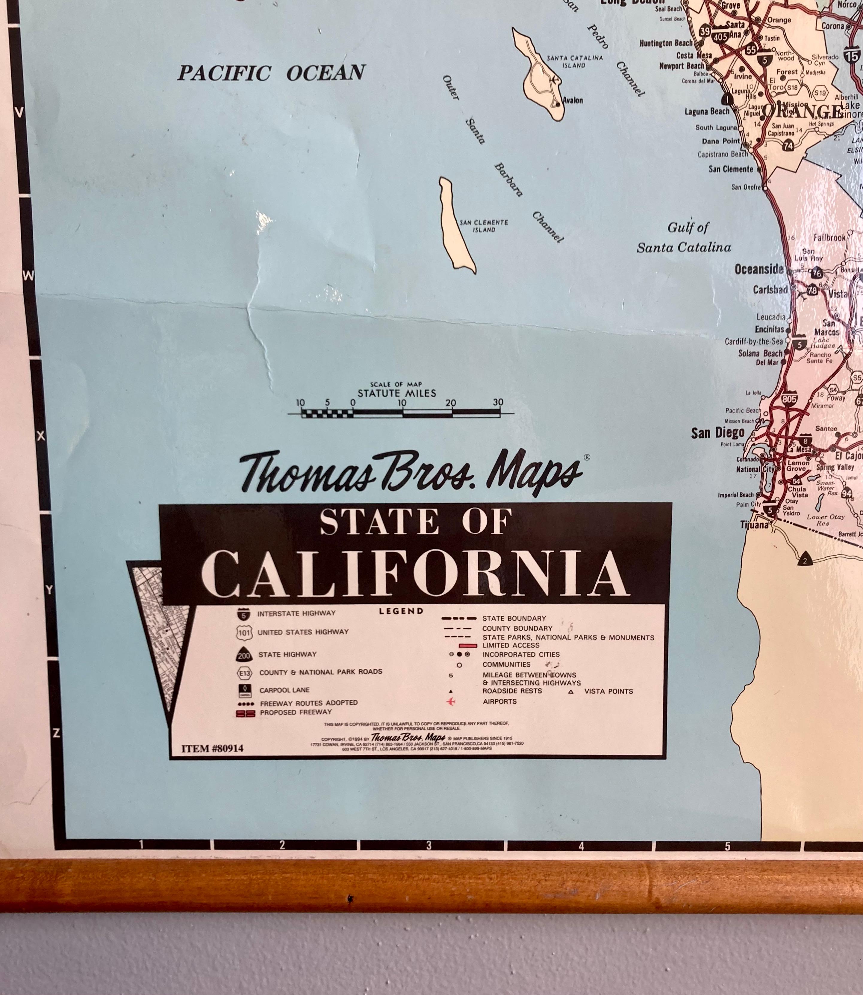 Fantastique carte de l'état de Californie de Thomas et By Vintage de 1994. La carte présente des détails découpés de la région de la Baie et de Los Angeles. Les autoroutes et les comtés sont tous représentés dans une palette de couleurs sourdes. Le