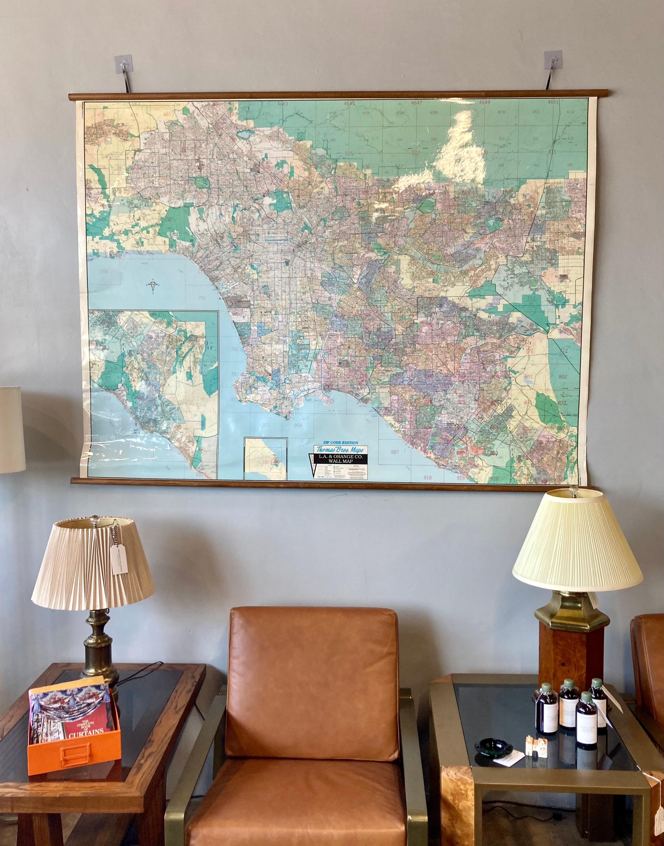 Vintage 1990's Thomas Bros. Karte von Los Angeles und Orange County, die die gesamte Region mit Postleitzahlen zeigt. Die schöne gedeckte Farbpalette und die laminierte Oberfläche sind in ausgezeichnetem Vintage-Zustand. Ober- und Unterseite sind