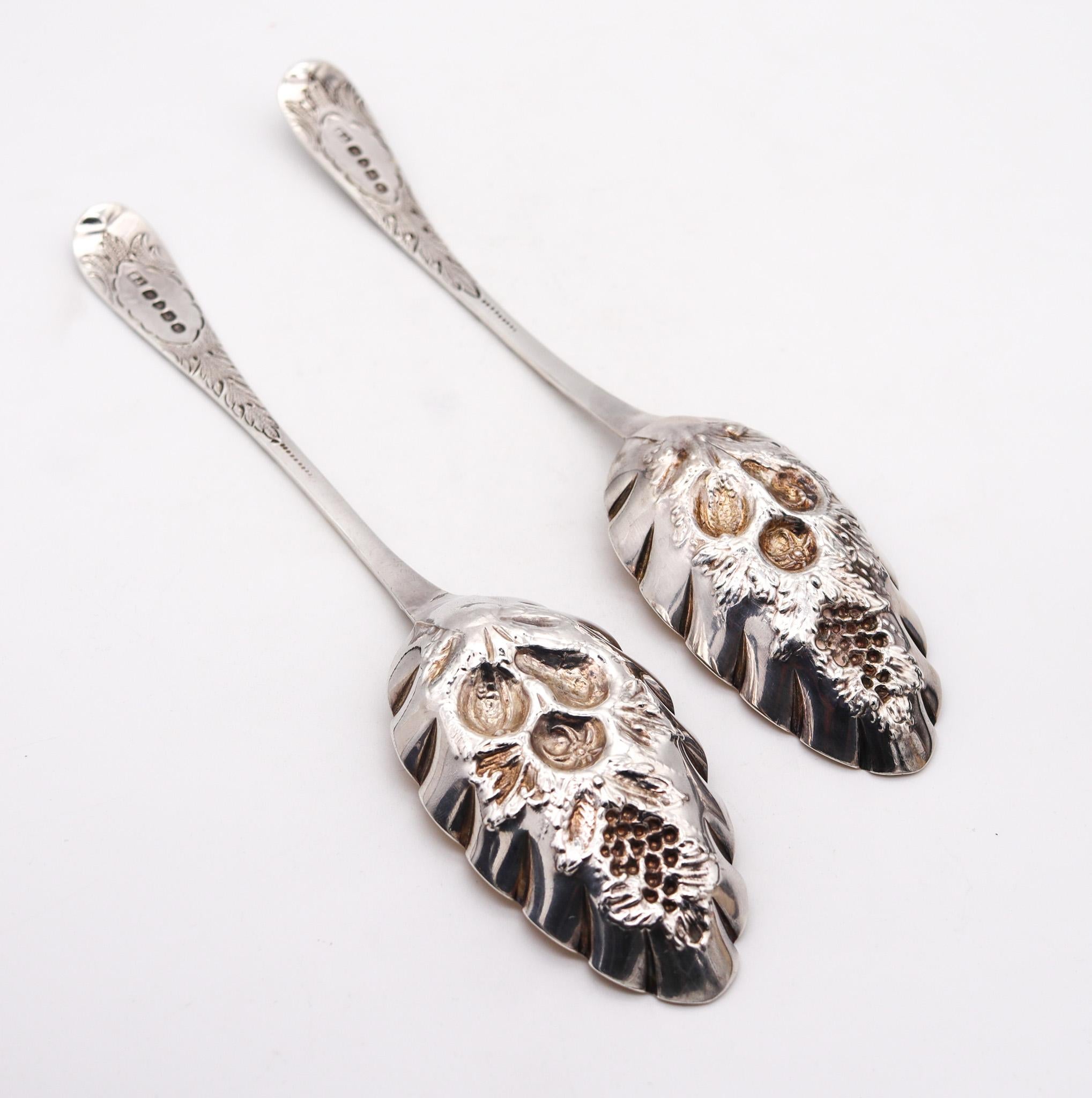Thomas Barker 1825 London Georgian Pair of Fruit Spoons in Gilded .925 Sterling In Excellent Condition For Sale In Miami, FL