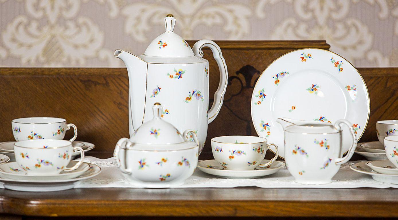 Presented china is smooth, in the shade of ecru, with gilded edges and handles. The surface is decorated with an imprint with a pattern of stylized flowers.
This service has a green, underglazed signature of Thomas Bavaria china manufactory.
The