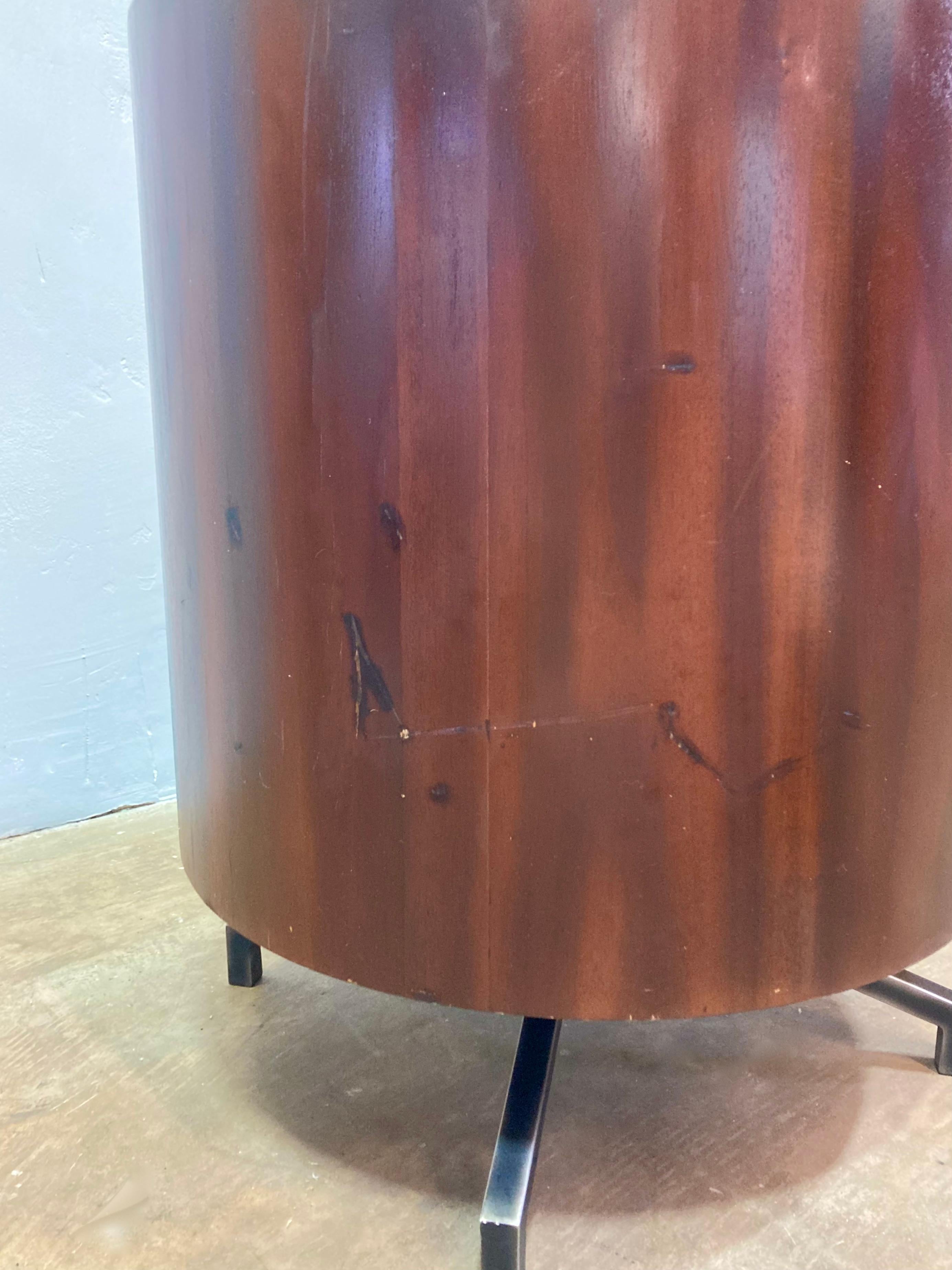 Mesa auxiliar redonda Baker, Diseño de Tomas Bina. Diseño contemporáneo inspirado en la mitad del siglo XX utilizando madera y materiales recuperados. La parte superior de espejo envejecido se puede levantar para acceder a un compartimento de