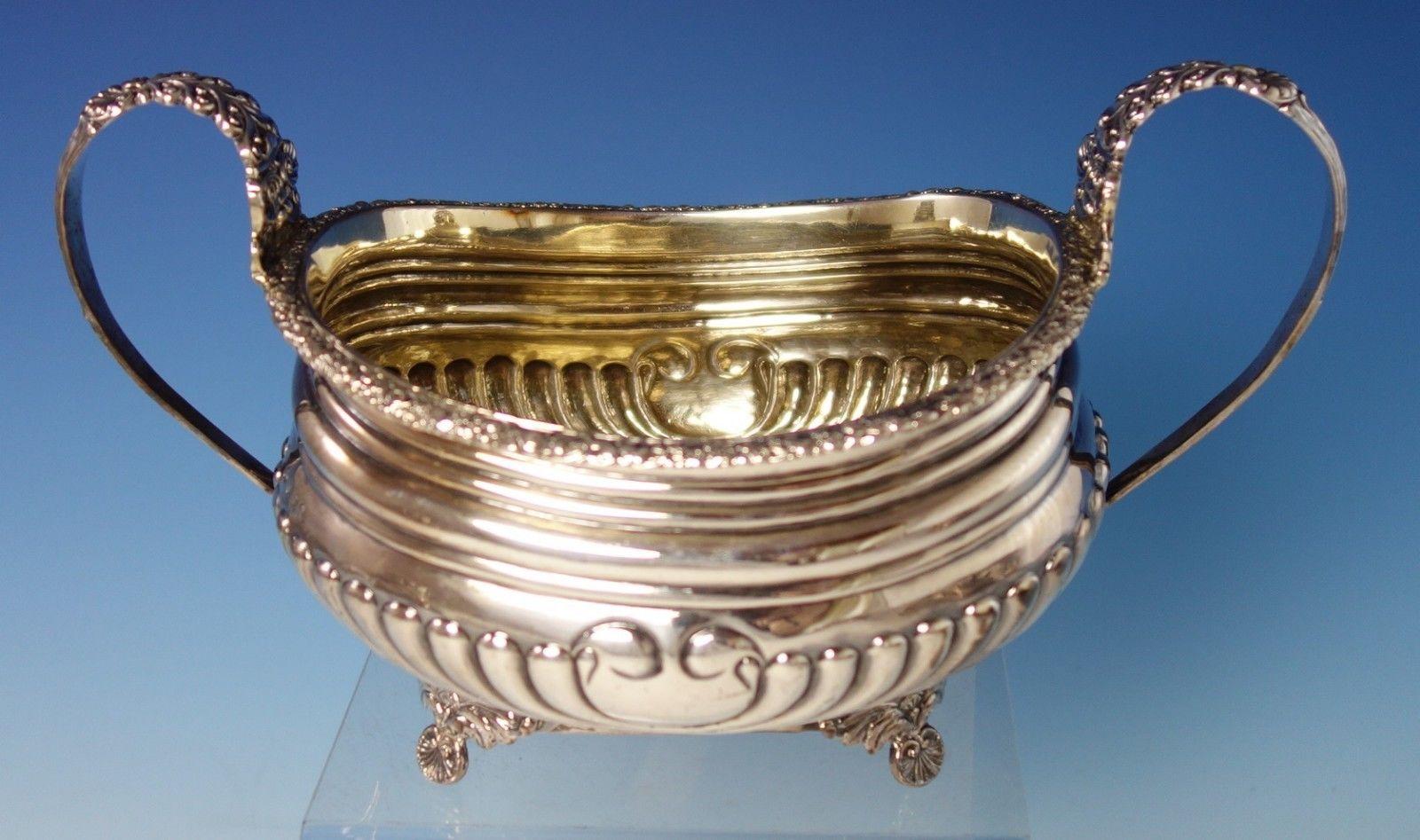 Thomas Bowen
Dieses 4-teilige Sterling-Kaffeeset von Thomas Bowen aus dem Jahr 1778 enthält eine Kaffeekanne, eine Teekanne, eine Zuckerdose und ein Milchkännchen. Die Stücke haben einen floralen Rand, Muschelfüße und einen kannelierten Korpus. Das