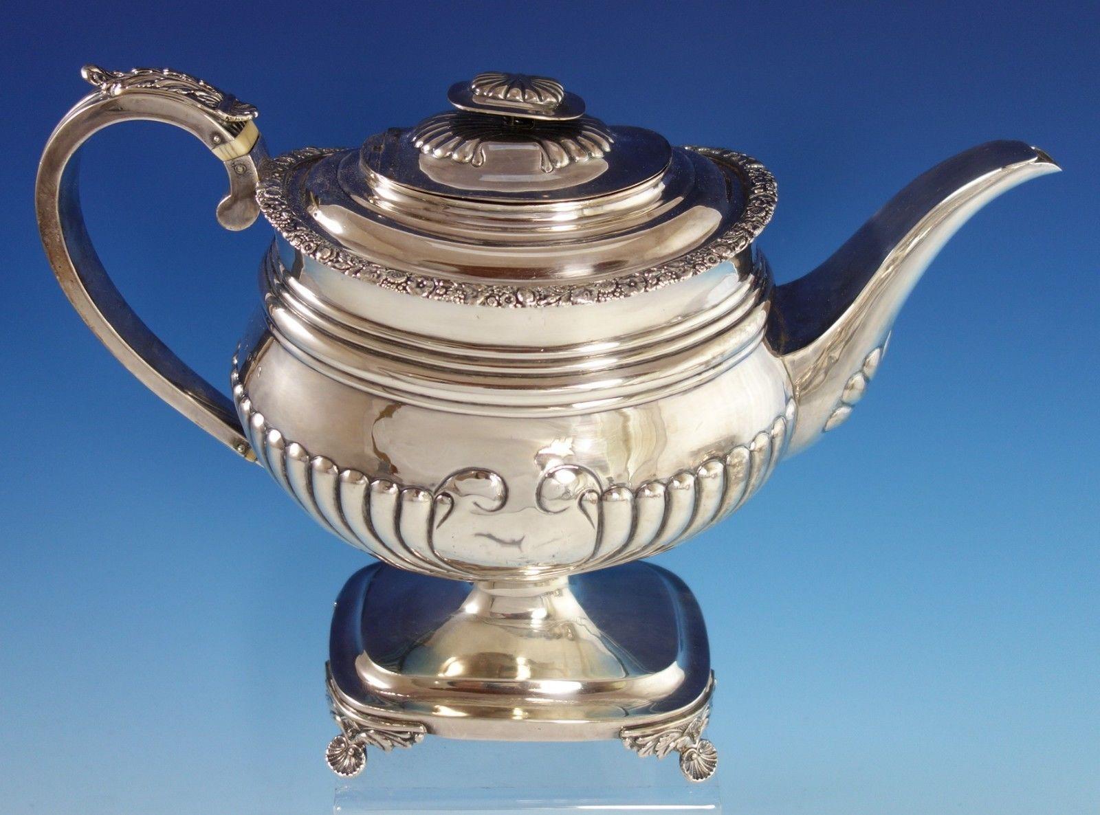 Englisches Sterlingsilber-Couchtisch-Set von Thomas Bowen mit geblümter Umrandung, 4-teilig (Spätes 18. Jahrhundert)