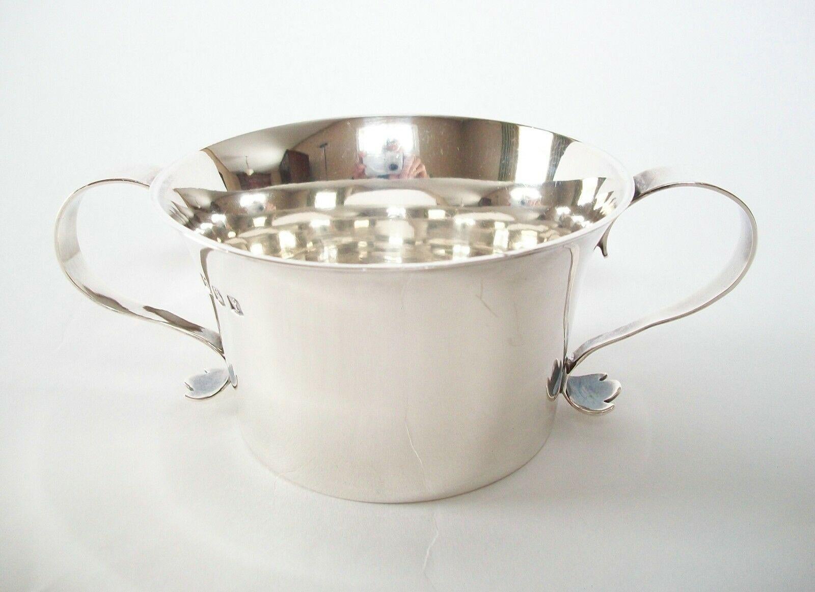 Thomas Bradbury, Art Deco Britannia Silver Twin Handled Cup, UK, circa 1923 In Good Condition For Sale In Chatham, ON