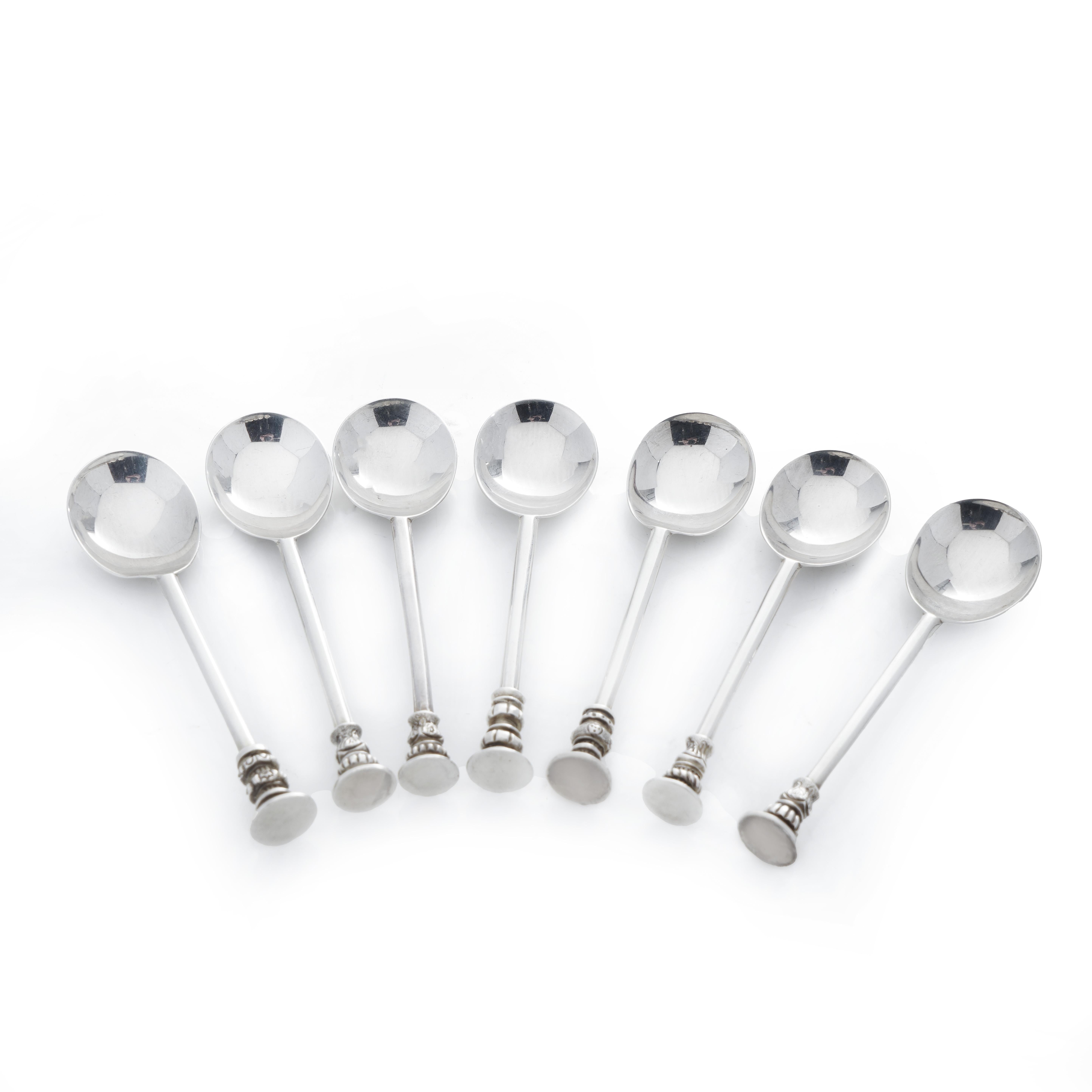Thomas Bradbury & Sons Ltd. Antico set di 7 cucchiai da tè in argento sterling di epoca edoardiana.
Viene fornito con una scatola di presentazione. 

Prodotto in Inghilterra, Sheffield. 1911 


Le misure:
Lunghezza x larghezza x altezza: 9,8 x 2,4 x