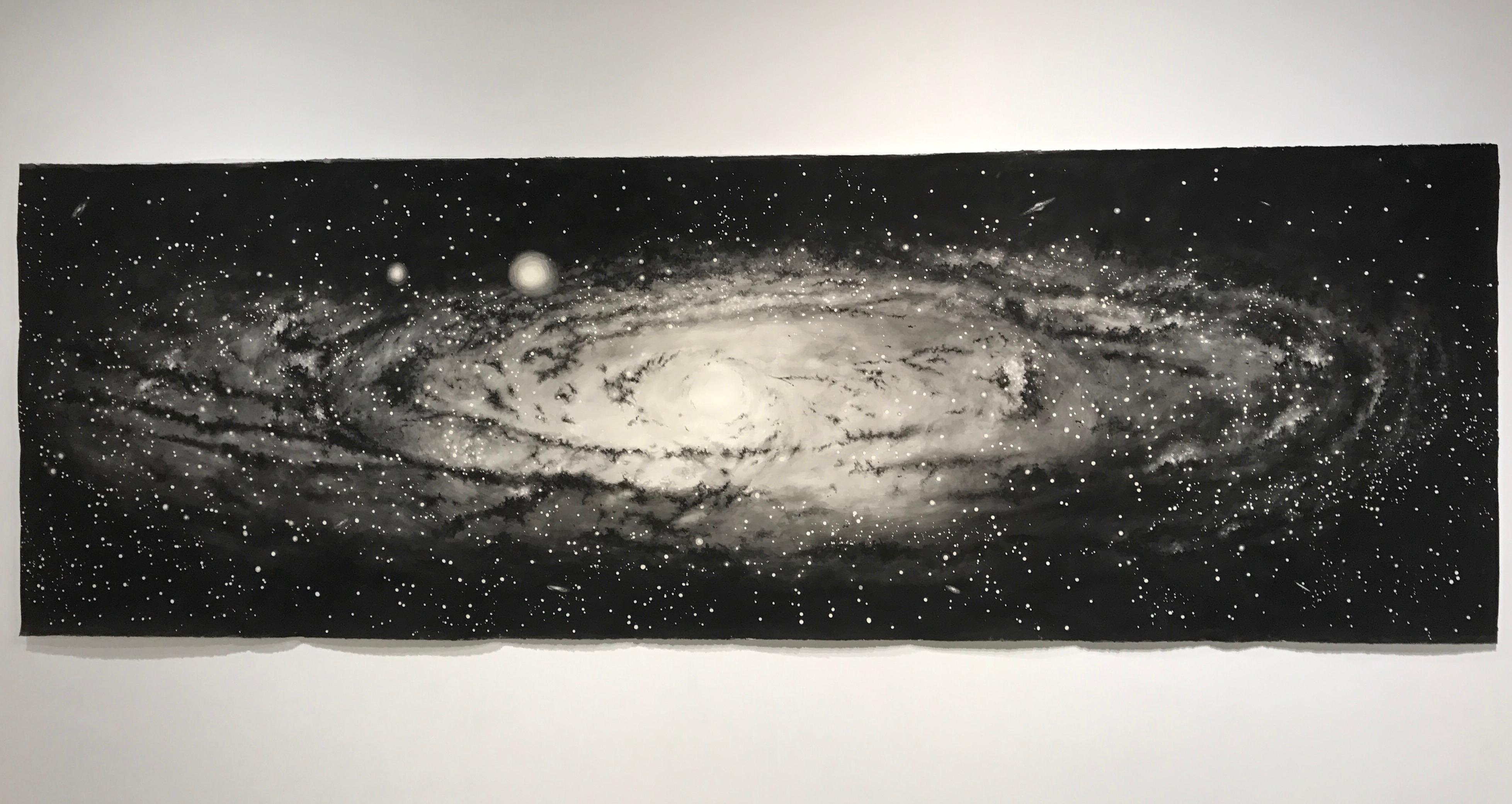 Broadbents Aquarell der Galaxie "Andromeda" ist über drei Meter lang und fängt das Spektakel und das Wunder ein, das man empfindet, wenn man die Sterne am Nachthimmel betrachtet. In diesem großformatigen Aquarell kontrastiert Broadbents absolute