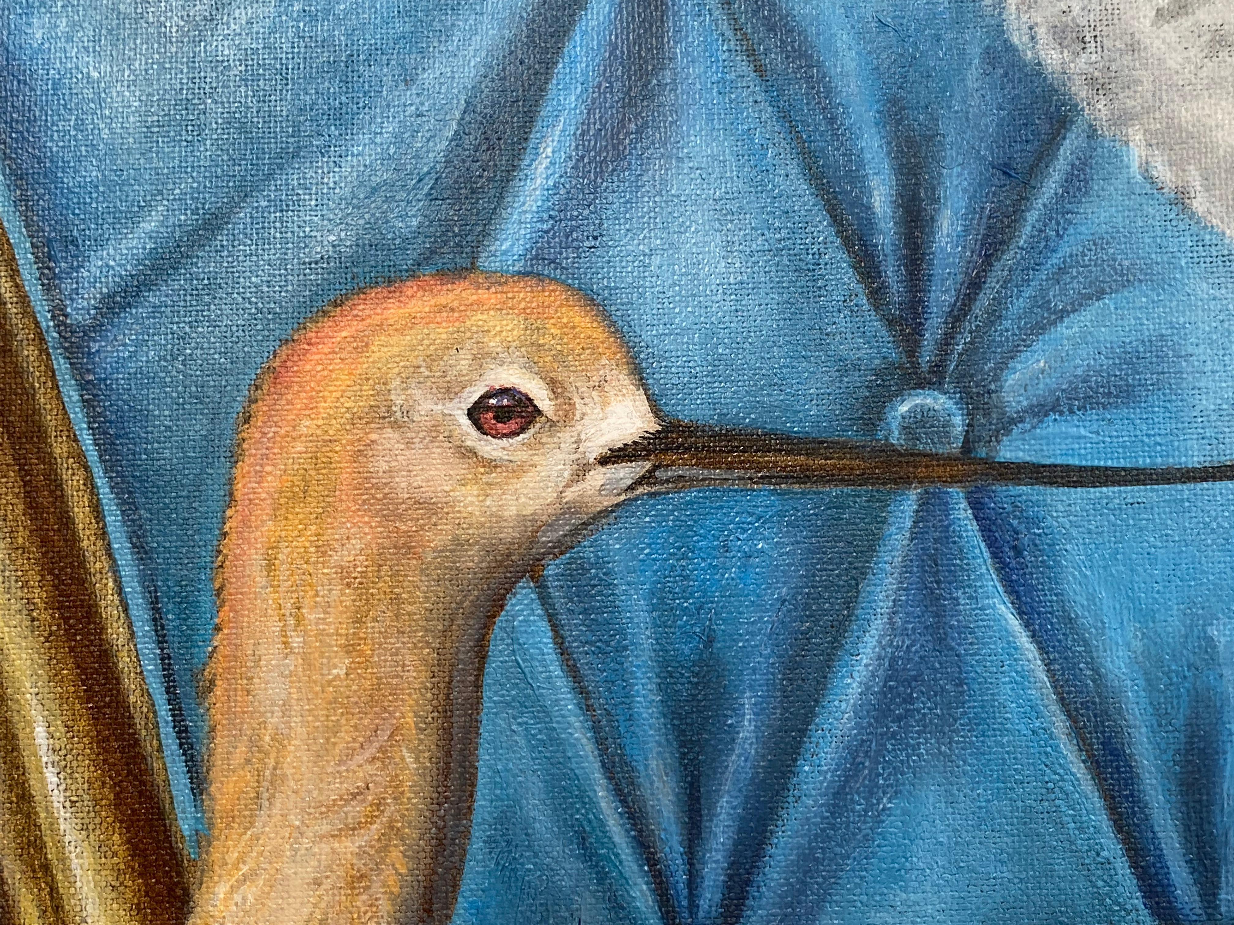 Dieses großformatige Ölgemälde zeigt einen Pelikan mit einem Vogel im Schnabel, der auf einem goldvergoldeten, azurblauen Ornamentsessel steht.  48 