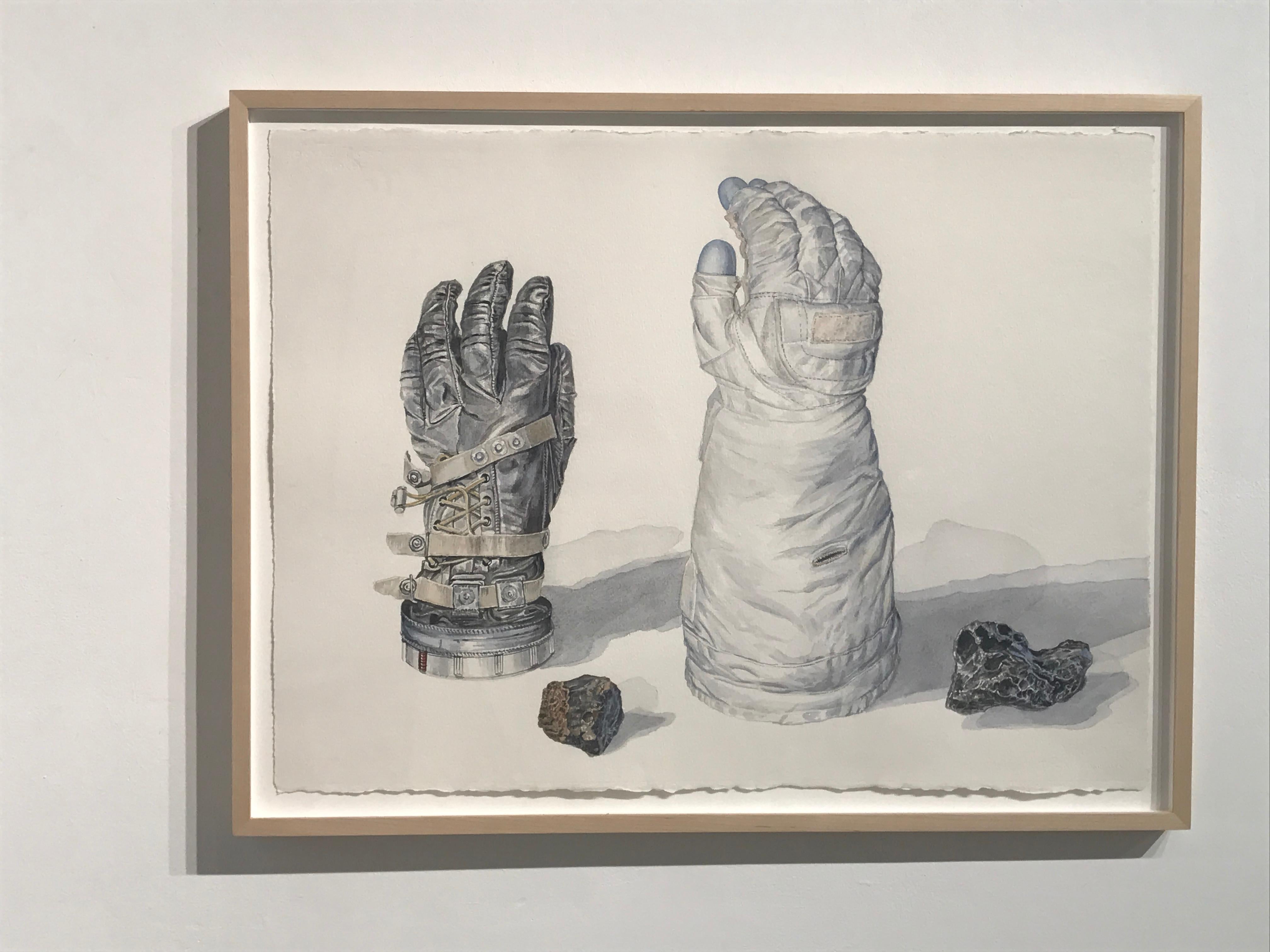 Deux gants de costume spatiales avec météorites - Art de Thomas Broadbent