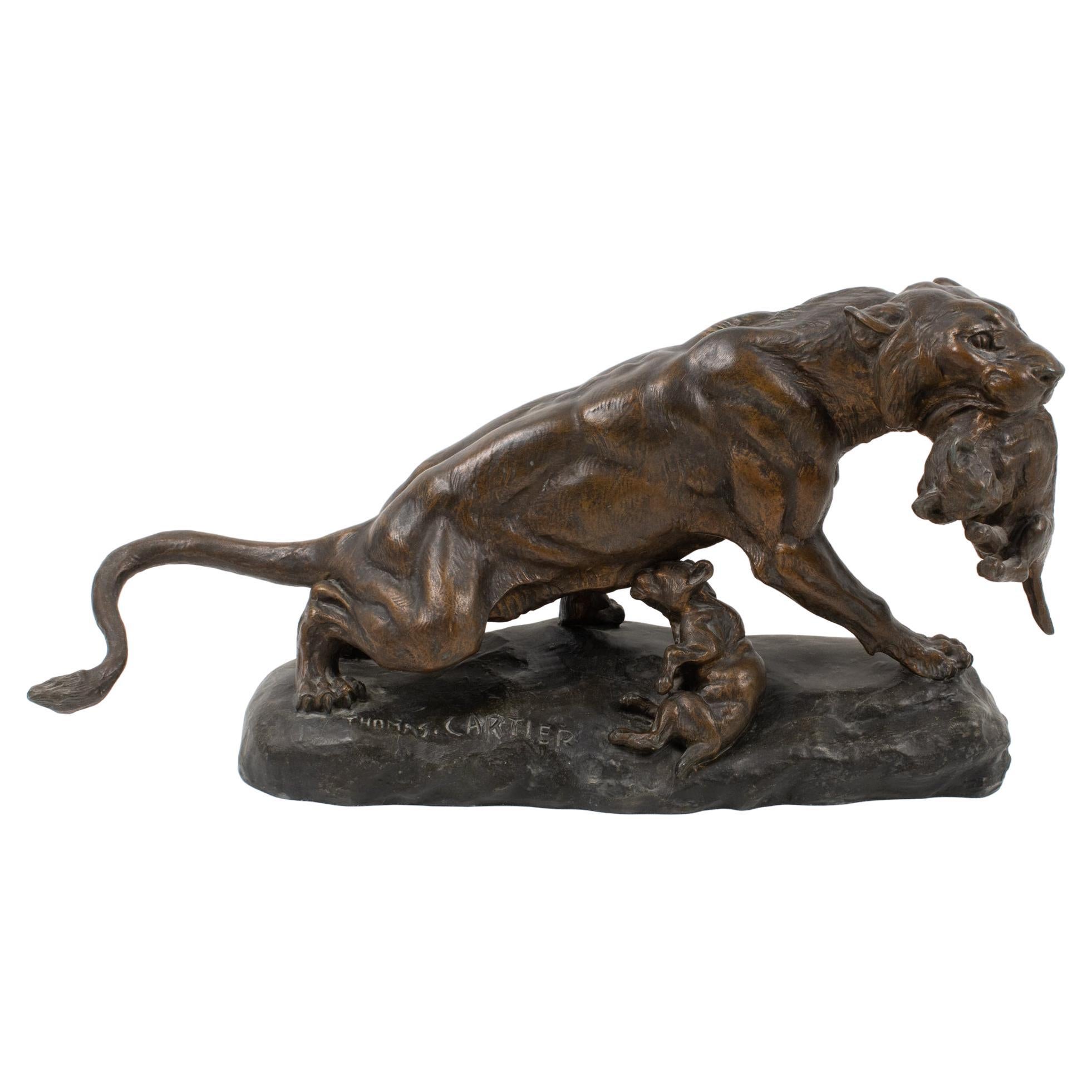 Thomas Cartier Art-Déco-Skulptur einer Löwe mit Würfeln aus Bronze, Bronzebemalt aus Zinn, Art déco