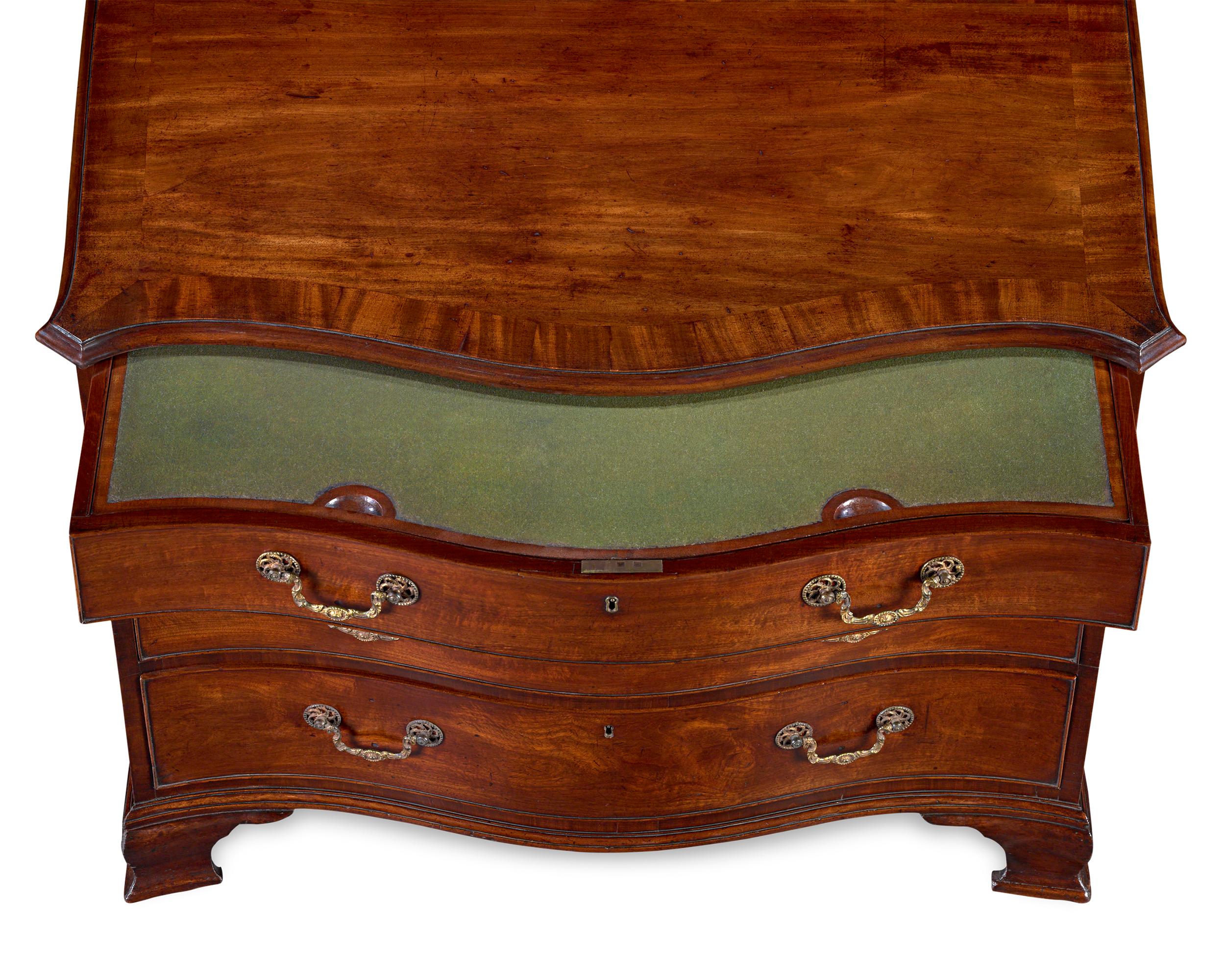 Thomas Chippendale Mahogany Serpentine Chest In Excellent Condition In New Orleans, LA