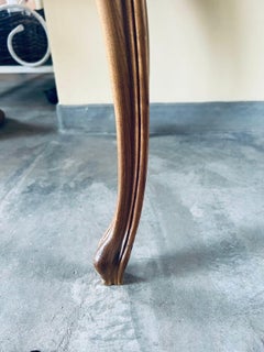 Tavolo Thomas Chippendale a quattro cassetti in legno nobile e bronzo del 1940 circa.