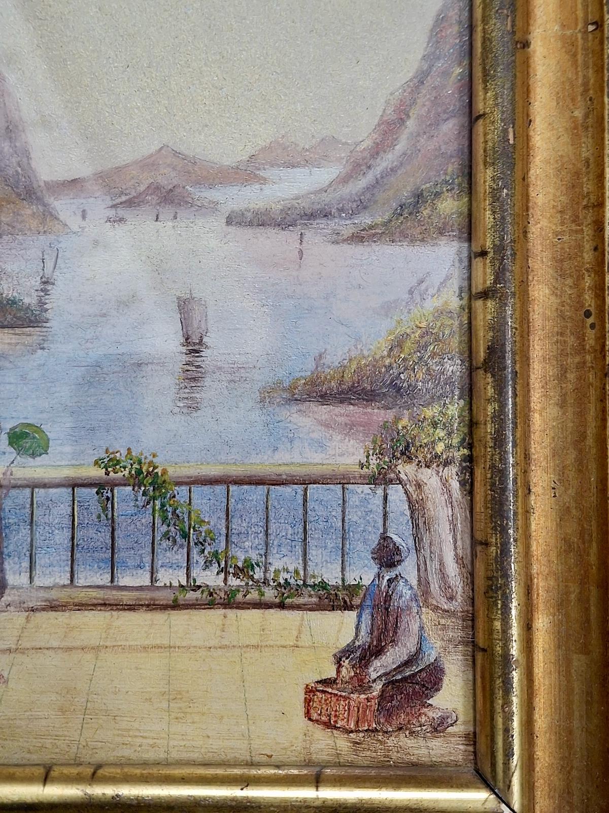 Un bijou d'œuvre d'art est proposé, une aquarelle réalisée avec la délicatesse d'un travail d'émail exquis. La scène se déroule sur une terrasse à colonnades offrant une vue imprenable sur un lac de montagne ou un bras de mer encadré de part et