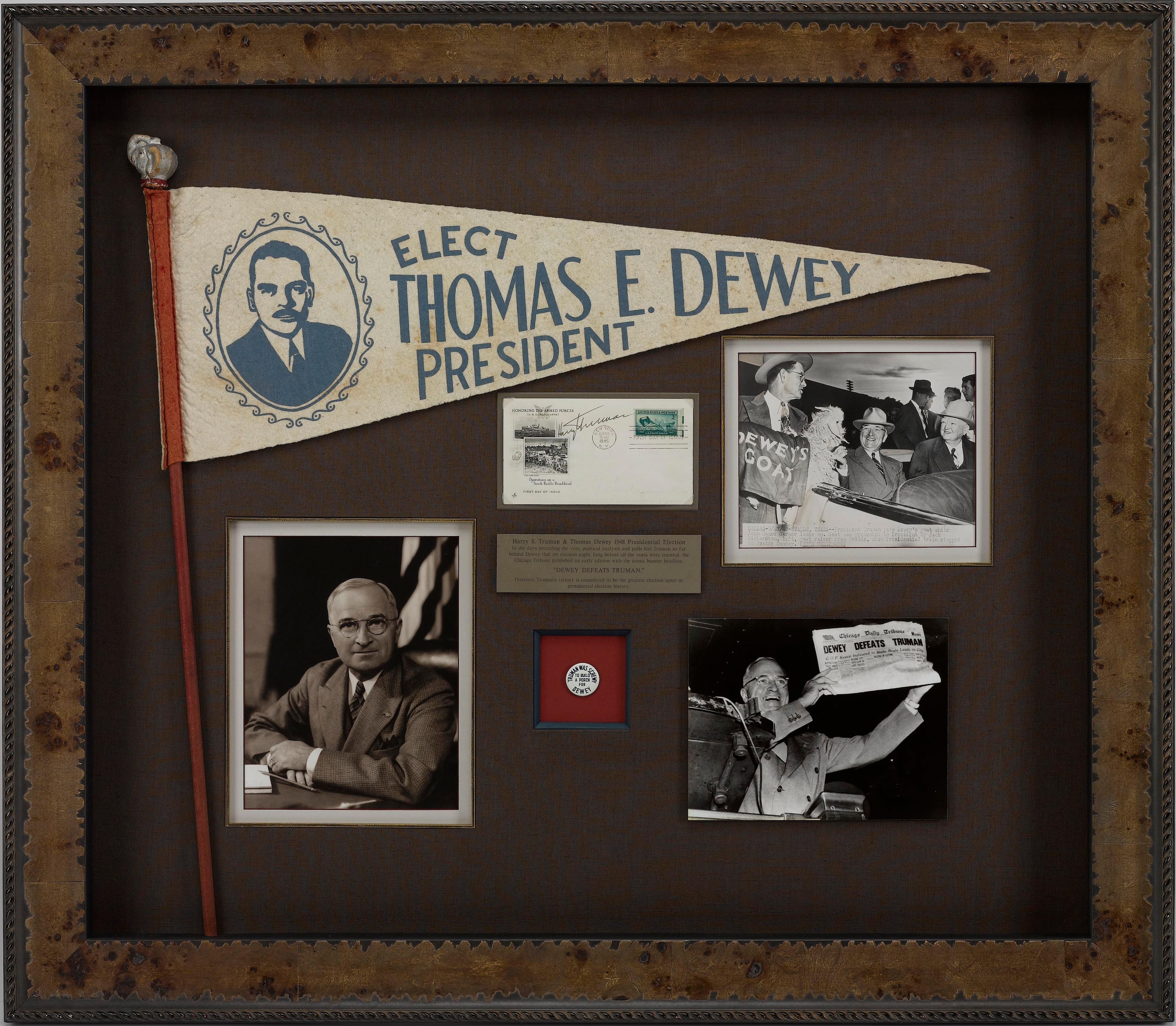 Voici un collage commémoratif unique, célébrant l'élection présidentielle américaine de 1948 entre Harry Truman et Thomas Dewey. Ce collage unique en son genre comprend une enveloppe postale commémorative signée par Harry Truman, un fanion de