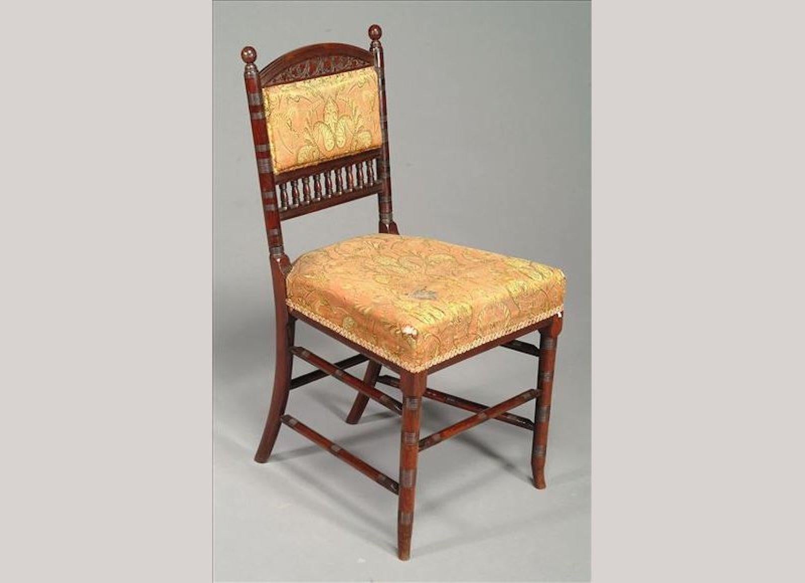 Thomas Edward Collcutt (1840 - 1924) für Collinson und Lock in London.
Eine Rosenholz-Sitzgruppe für den Salon in Museumsqualität bestehed aus zwei Stillsesseln und Beistellstühlen. Bestehend aus: vier Beistell- oder Esszimmerstühlen, einem