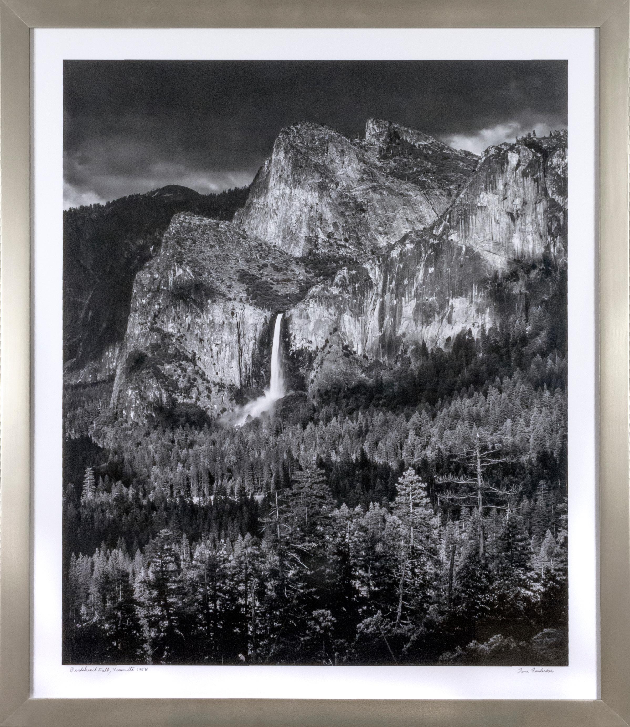 "Bridalveil Fall, Yosemite" ist ein Original-Schwarzweißfoto, das vom Künstler Thomas Ferderbar signiert ist. Es zeigt den Bridalveil Fall in Yosemite: ein schmaler Wasserfall vor einem Berg.

50" x 40" Kunst
58 1/4" x 48" Rahmen

Statement des