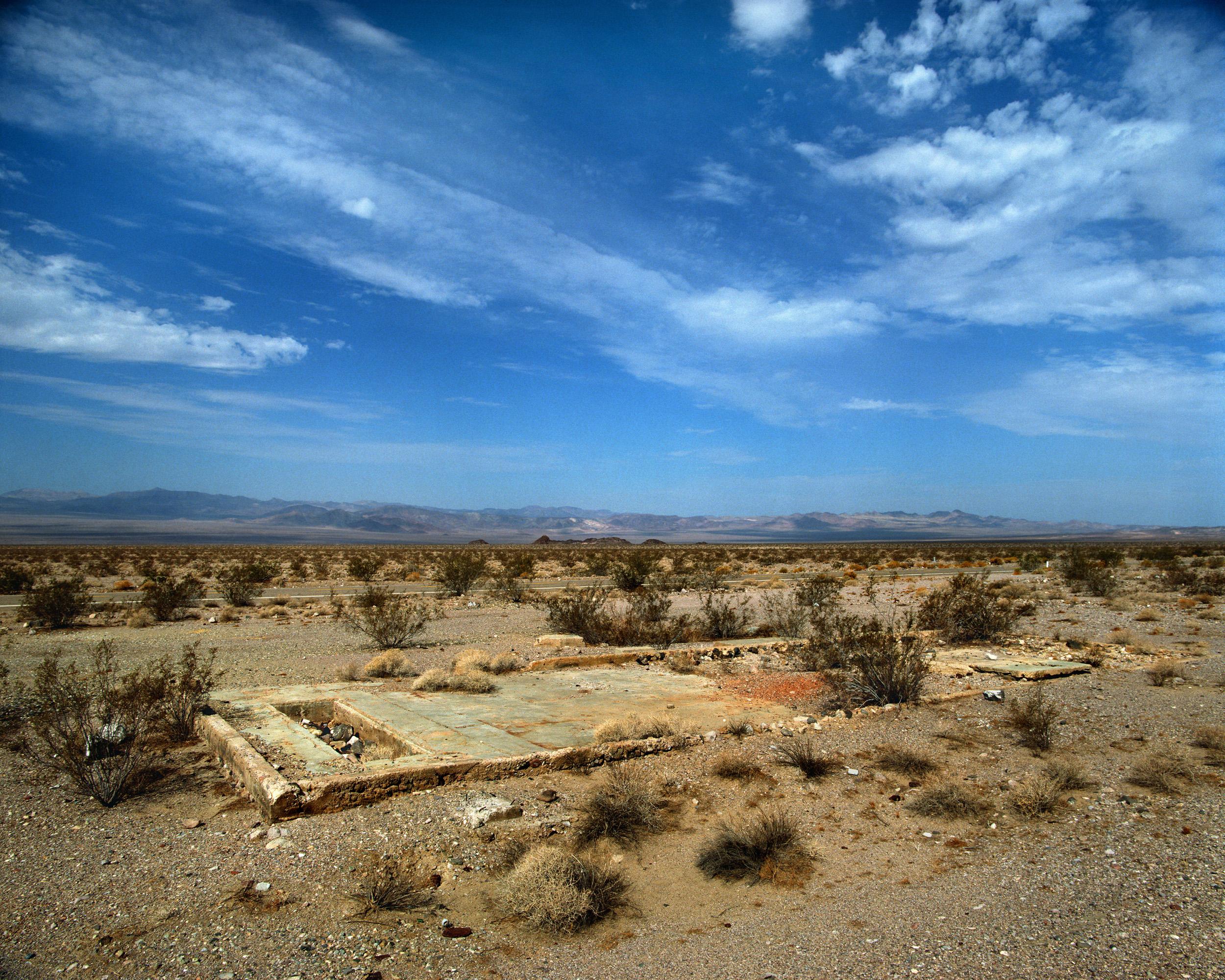 Landscape Photograph Thomas Ferderbar - Base de station de gaz, CA, Route 66