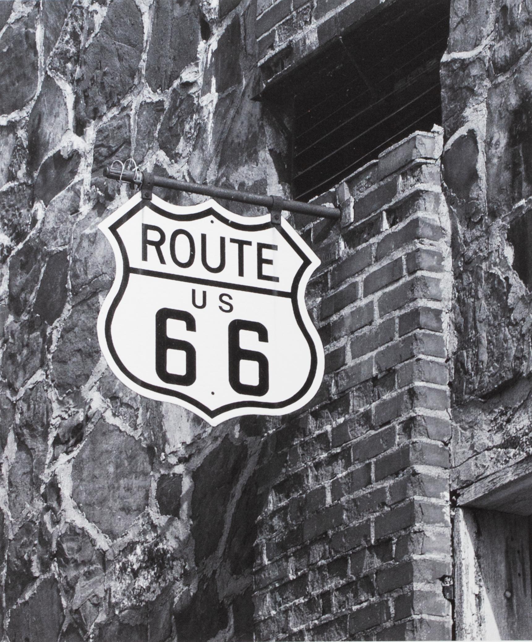 « Route 66 Missouri : Former Antique Shop Sign, Phelps », photographie de T. Ferderbar - Photograph de Thomas Ferderbar