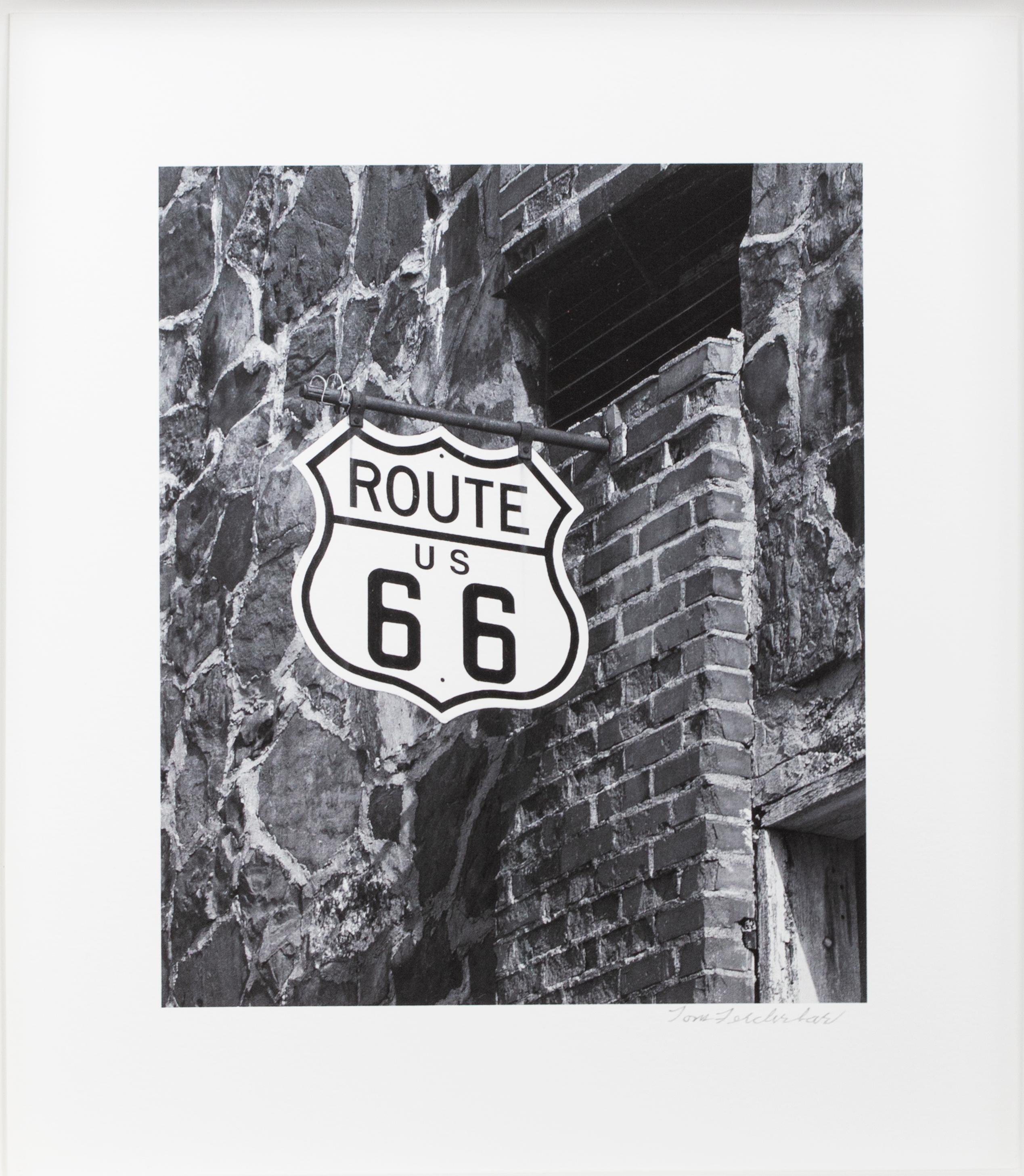 « Route 66 Missouri : Former Antique Shop Sign, Phelps », photographie de T. Ferderbar - Modernisme américain Photograph par Thomas Ferderbar