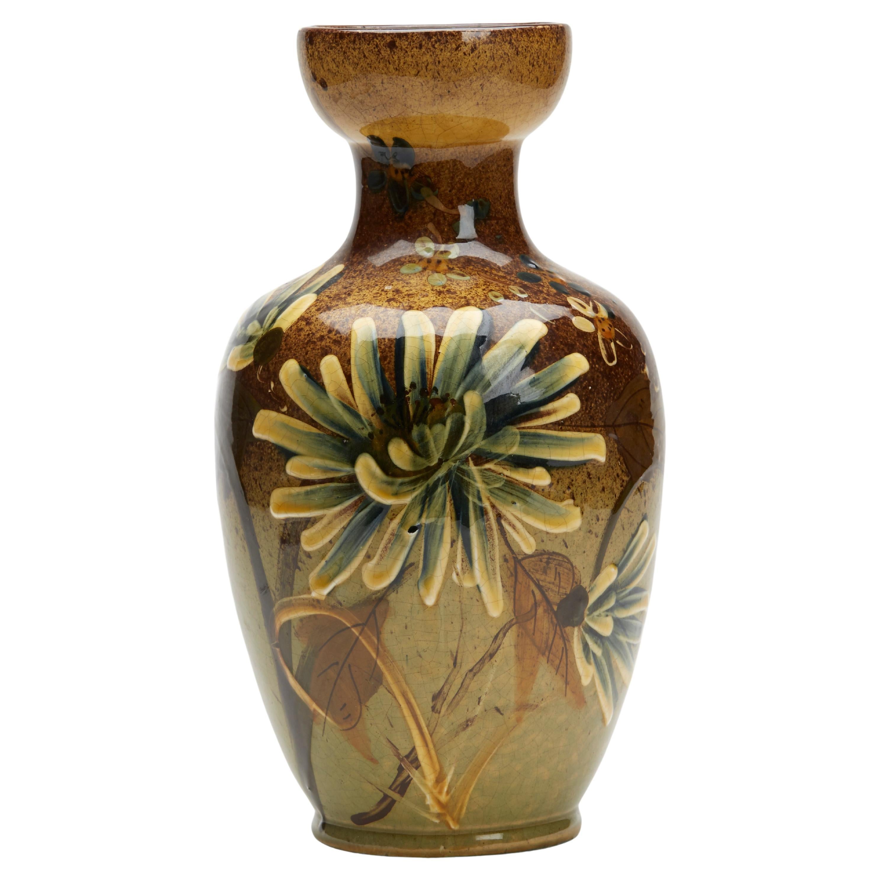 Floral bemalte Kunstkeramik-Vase von Thomas Forester