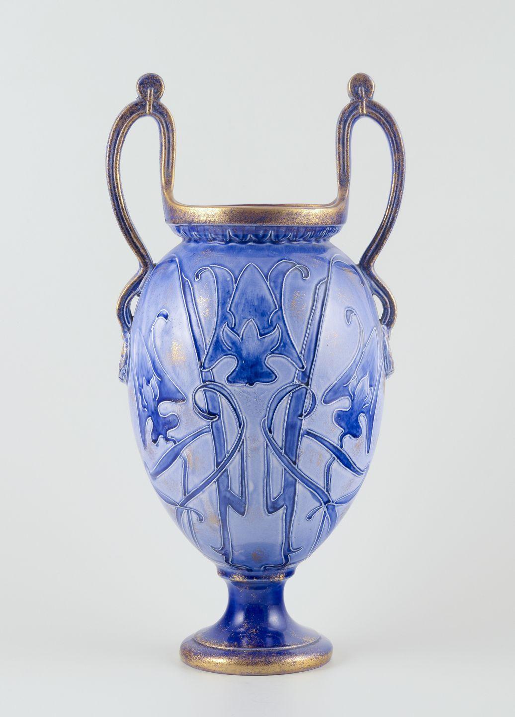 Art nouveau Thomas Forester & Sons, England. Grand vase Art Nouveau de forme Amphora. en vente
