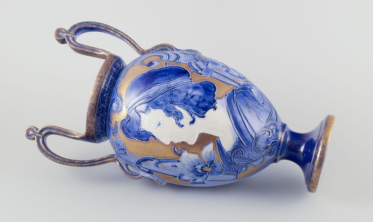 Thomas Forester & Sons, England. Grand vase Art Nouveau de forme Amphora. Excellent état - En vente à København, Copenhagen