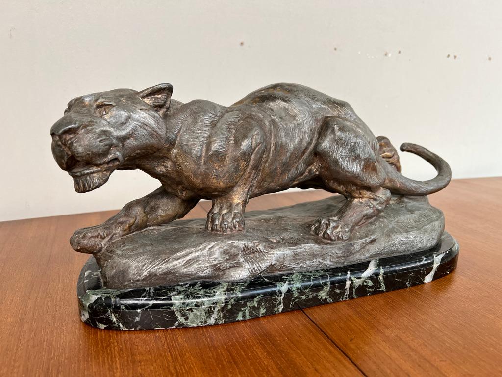 Thomas Francois-Cartier (Marsiglia 1879 - Parigi 1943). pantera riccia in bronzo 

Thomas François Cartier era uno scultore francese e un tardo praticante dello stile animalier, una tendenza della metà del XIX secolo che prevedeva la