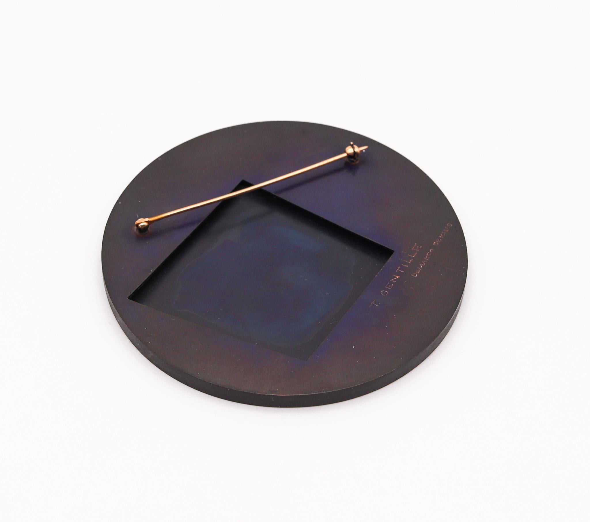 Thomas Gentille, broche pendentif ronde géométrique, 1970  Bronze patiné or 18kt Unisexe en vente