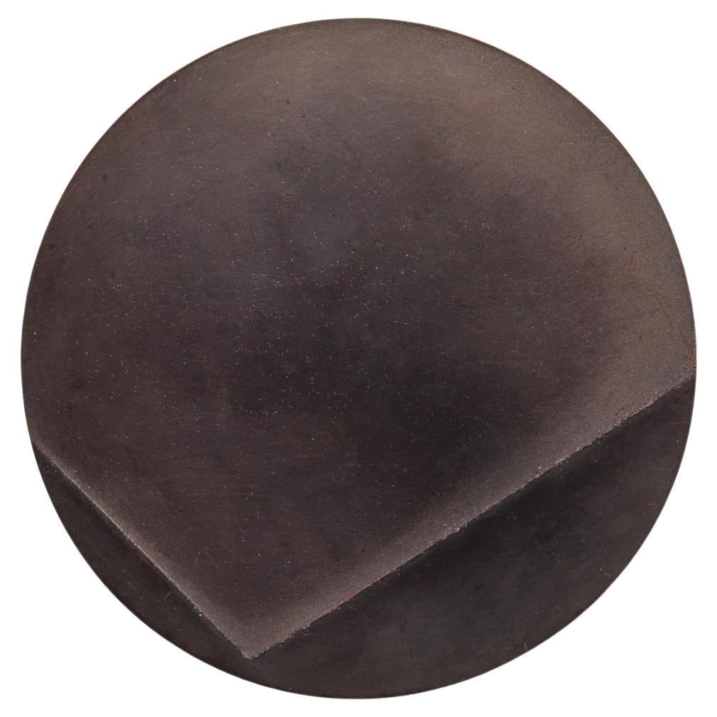 Thomas Gentille, broche pendentif ronde géométrique, 1970  Bronze patiné or 18kt en vente