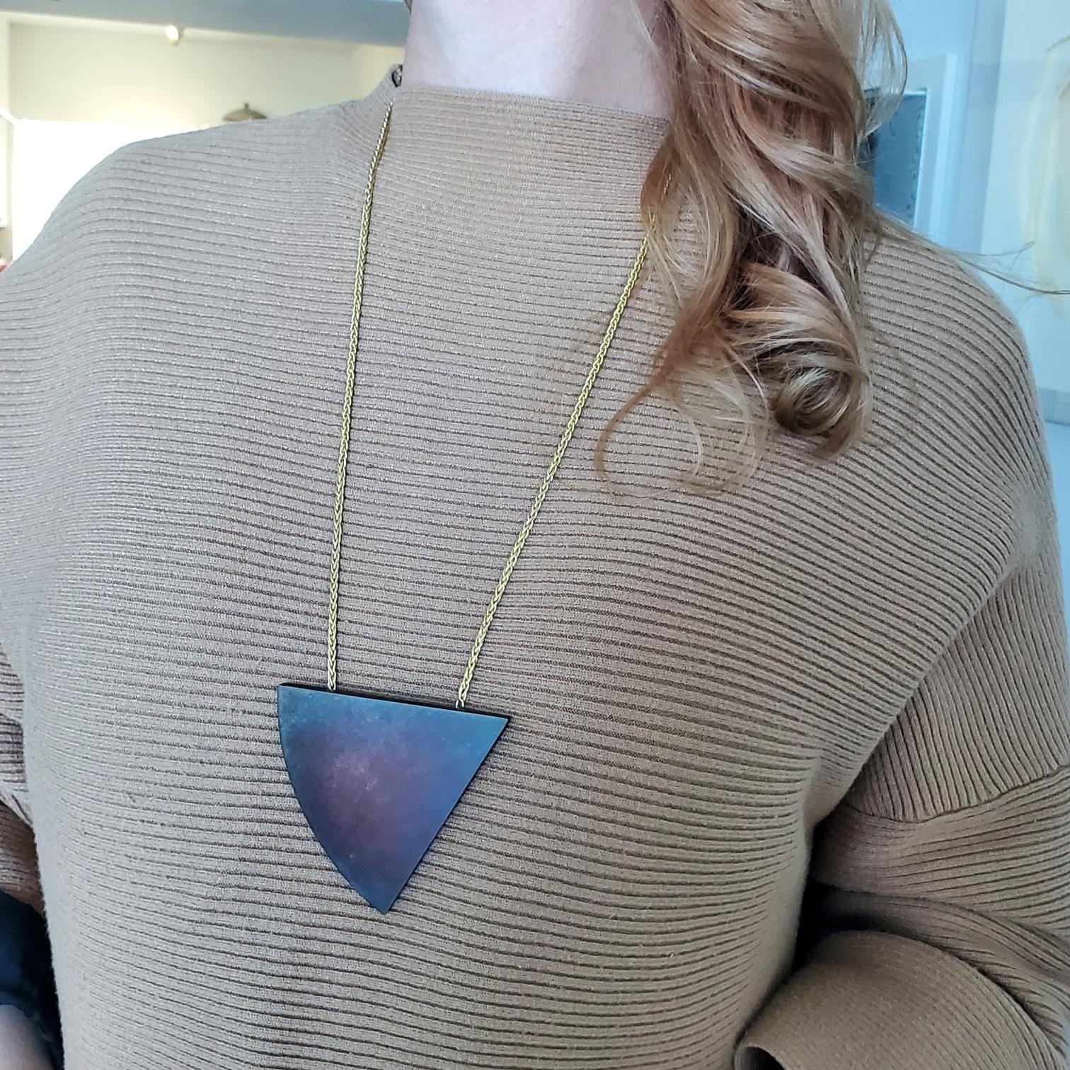 Un pendentif-broche conçu par Thomas Gentille (1936-).

Une pièce sculpturale d'art portable, créée à New York par l'artiste et fabricant de bijoux Thomas Gentille, à la fin des années 1970.

Il s'agit d'un pendentif-broche rond unique en son genre,