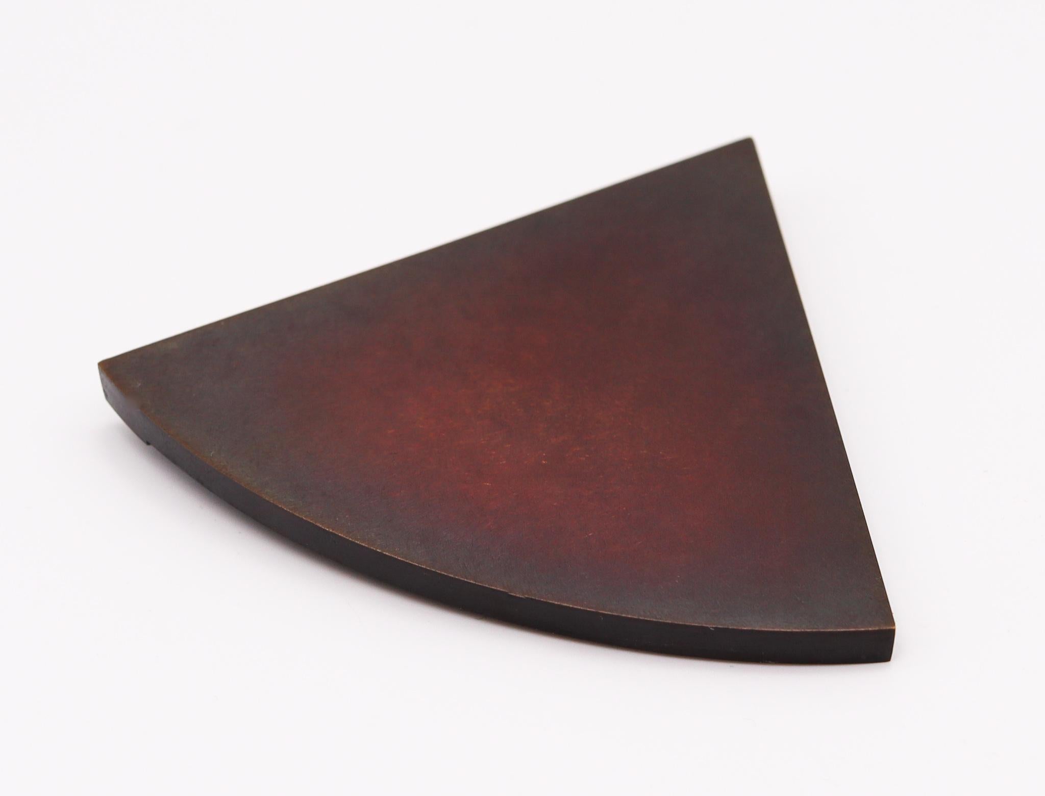 Thomas Gentille Broche pendentif triangulaire géométrique en or 18 carats et bronze, 1970 Excellent état - En vente à Miami, FL