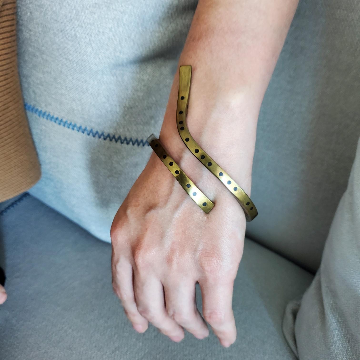 Un bracelet bangle conçu par Thomas Gentille (1936-).

Une pièce sculpturale d'art portable, créée à New York par l'artiste et bijoutier Thomas Gentille, à la fin des années 1970. Ce bracelet bangle aérodynamique est une pièce unique, réalisée de