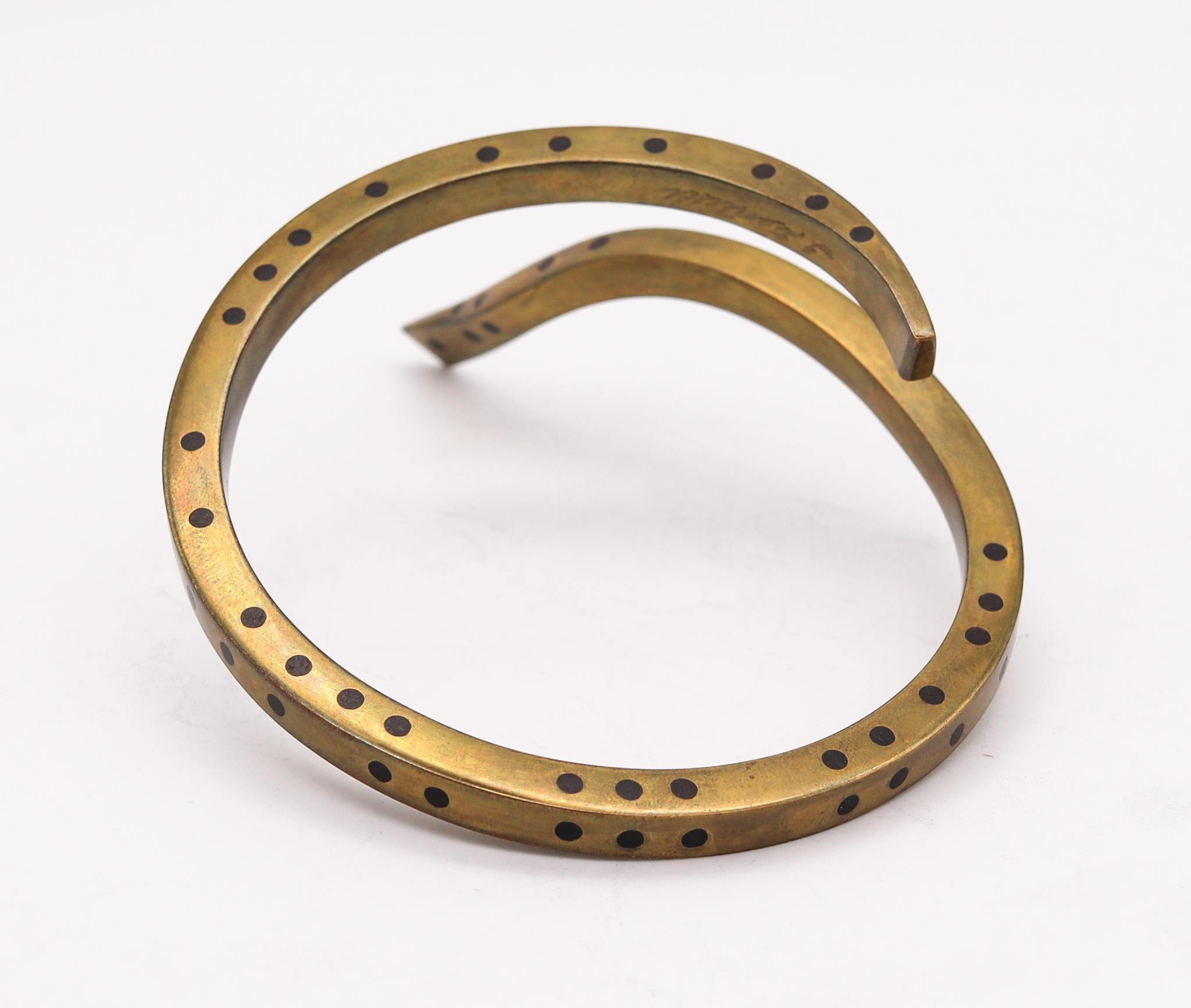 Thomas Gentille 1970 Sculptural Bangle Bracelet in Brass and Ebony Wood In Excellent Condition For Sale In Miami, FL