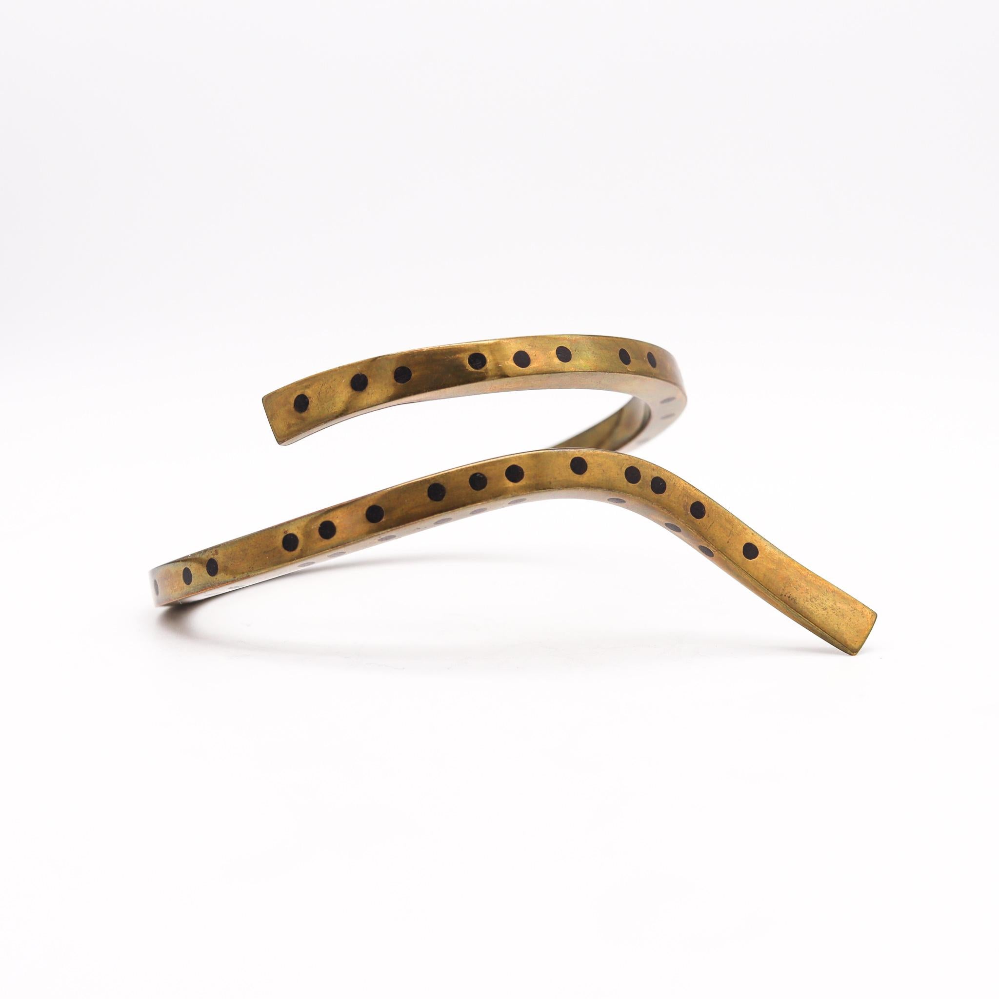 Thomas Gentille 1970 Sculptural Bangle Bracelet in Brass and Ebony Wood For Sale 1