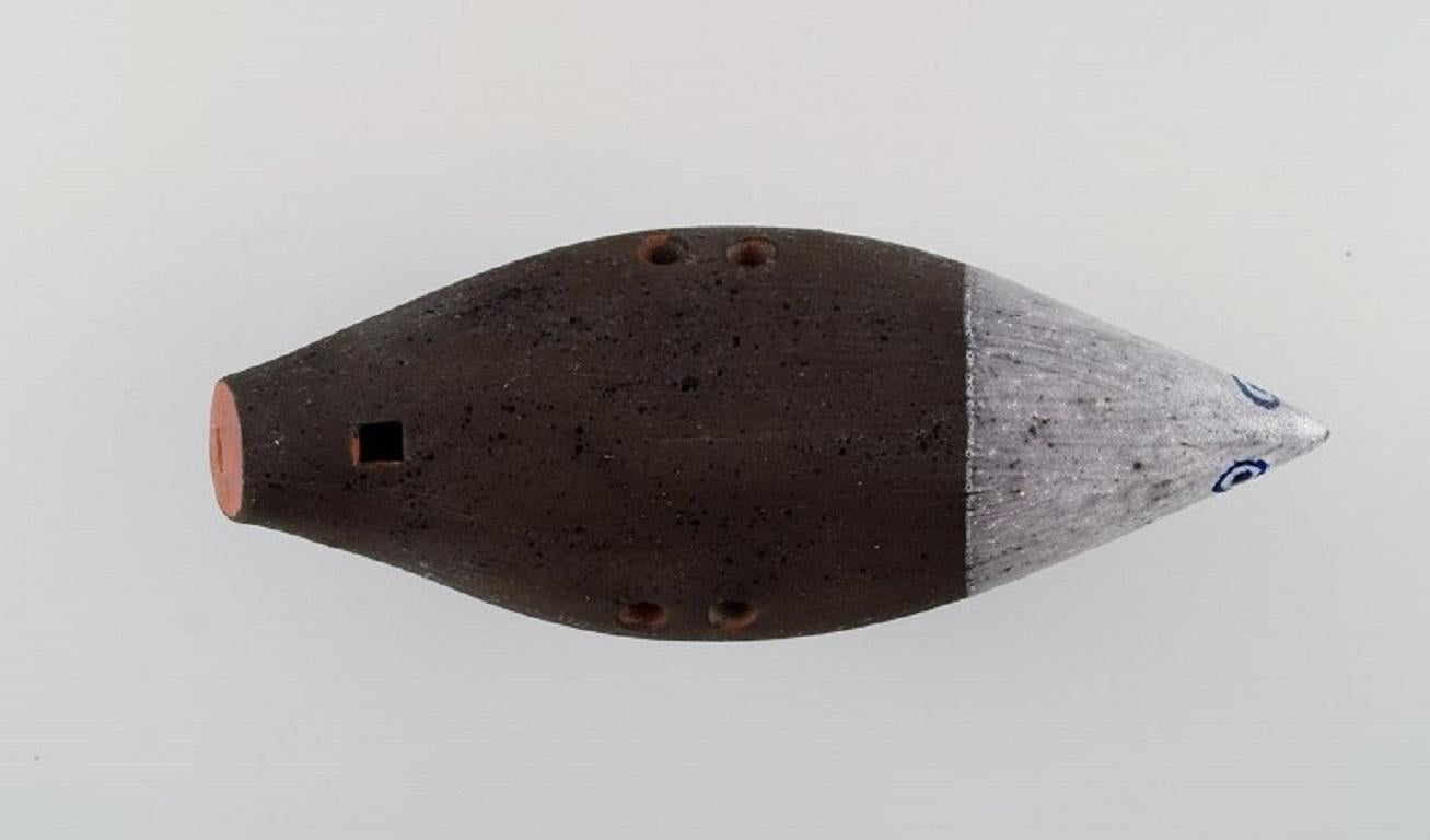 Vernissé Thomas Hellström pour Nittsjö, flûte en forme d'oiseau en grès émaillé en vente