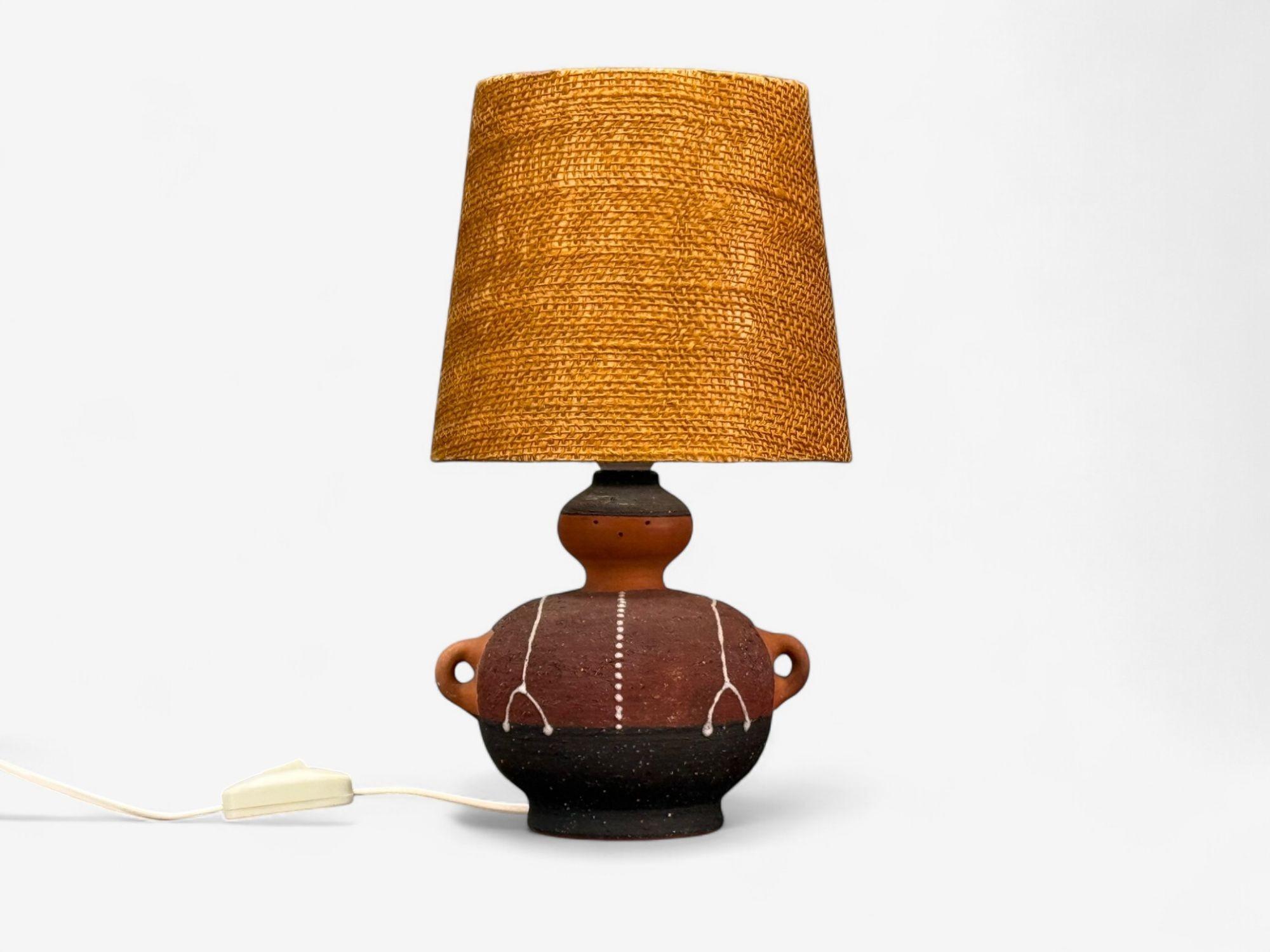 Thomas Hellström, Swedish Mid-Century Modern, Ceramic, Fabric, Table Lamp, Sweden, 1970s

A “Gubbe” table lamp designed by Thomas Hellström for Nittsjö Keramik in Sweden in the middle of the 20th century. This example is sold with it's original