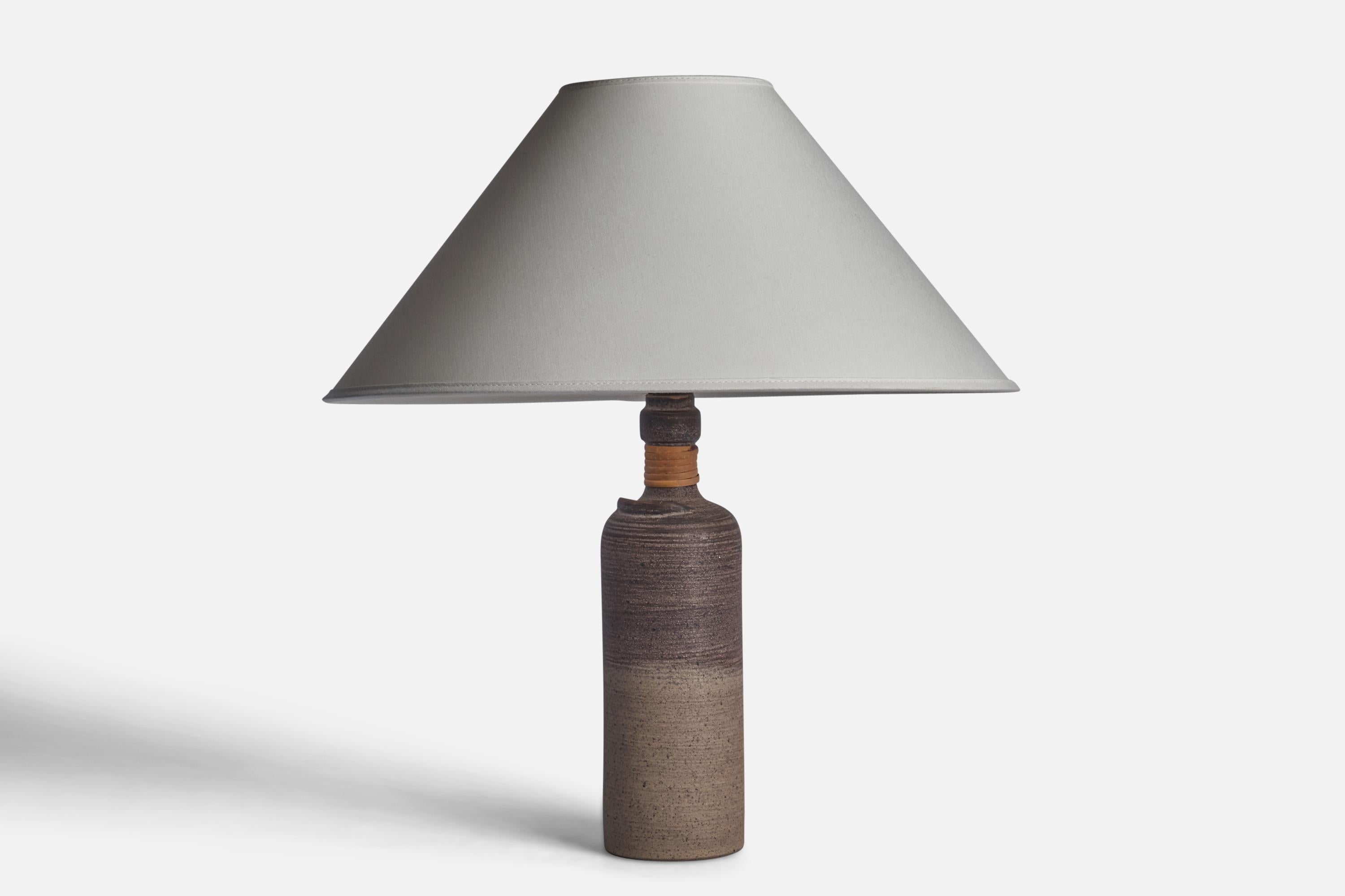 Lampe de table en grès incisé et rotin, émaillée en gris, conçue et produite par Thomas Hellström, Suède, c.C. 1970.

Dimensions de la lampe (pouces) : 12.65