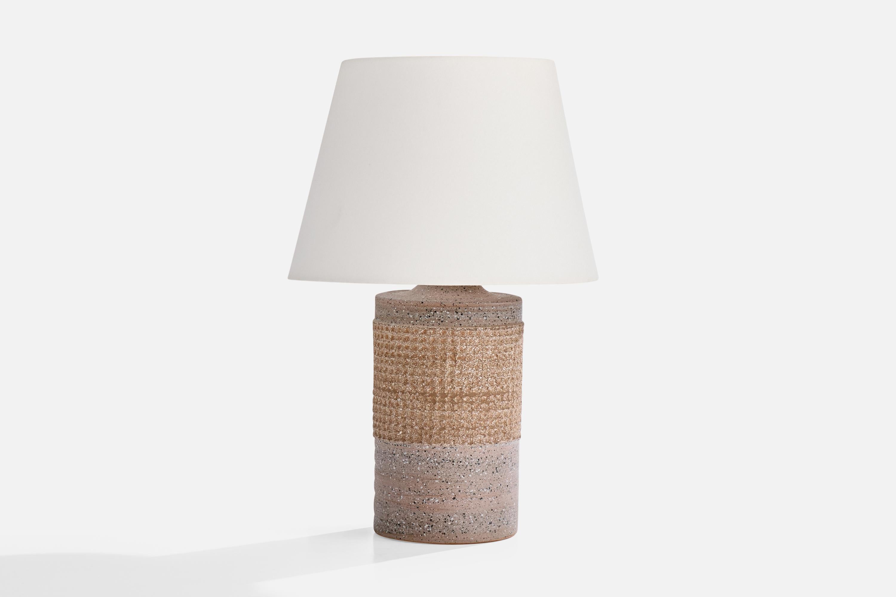 Graue und beigefarbene Keramik-Tischlampe, entworfen von Thomas Hellström und hergestellt von Nittsjö, Schweden, um 1950.

Abnutzung entsprechend dem Alter und dem Gebrauch

Abmessungen des Schirms (Zoll): 7