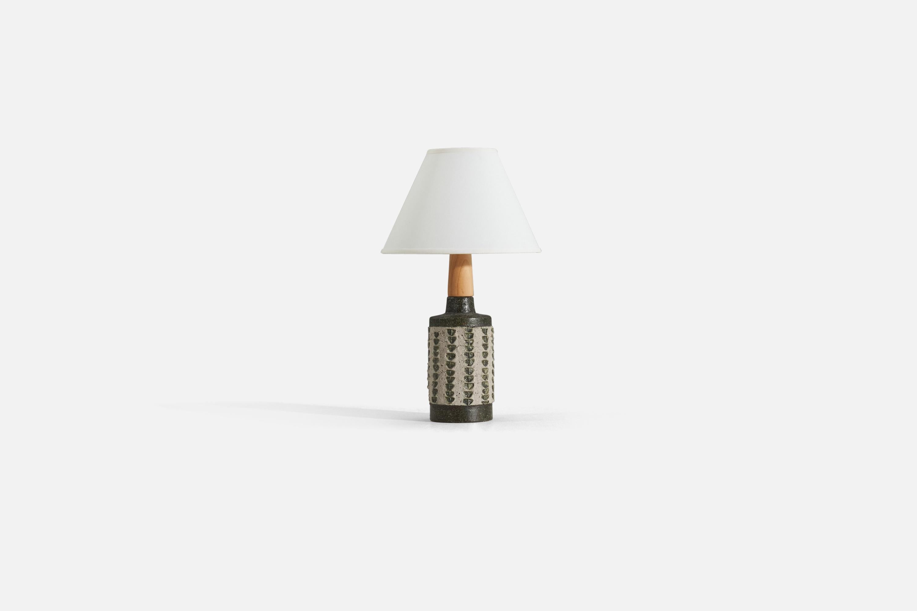 Lampe de table émaillée verte et beige conçue par Thomas Hellström, produite par Nittsjö, Suède, c. 1960s.

Vendu sans abat-jour. Mesures sans abat-jour. 

