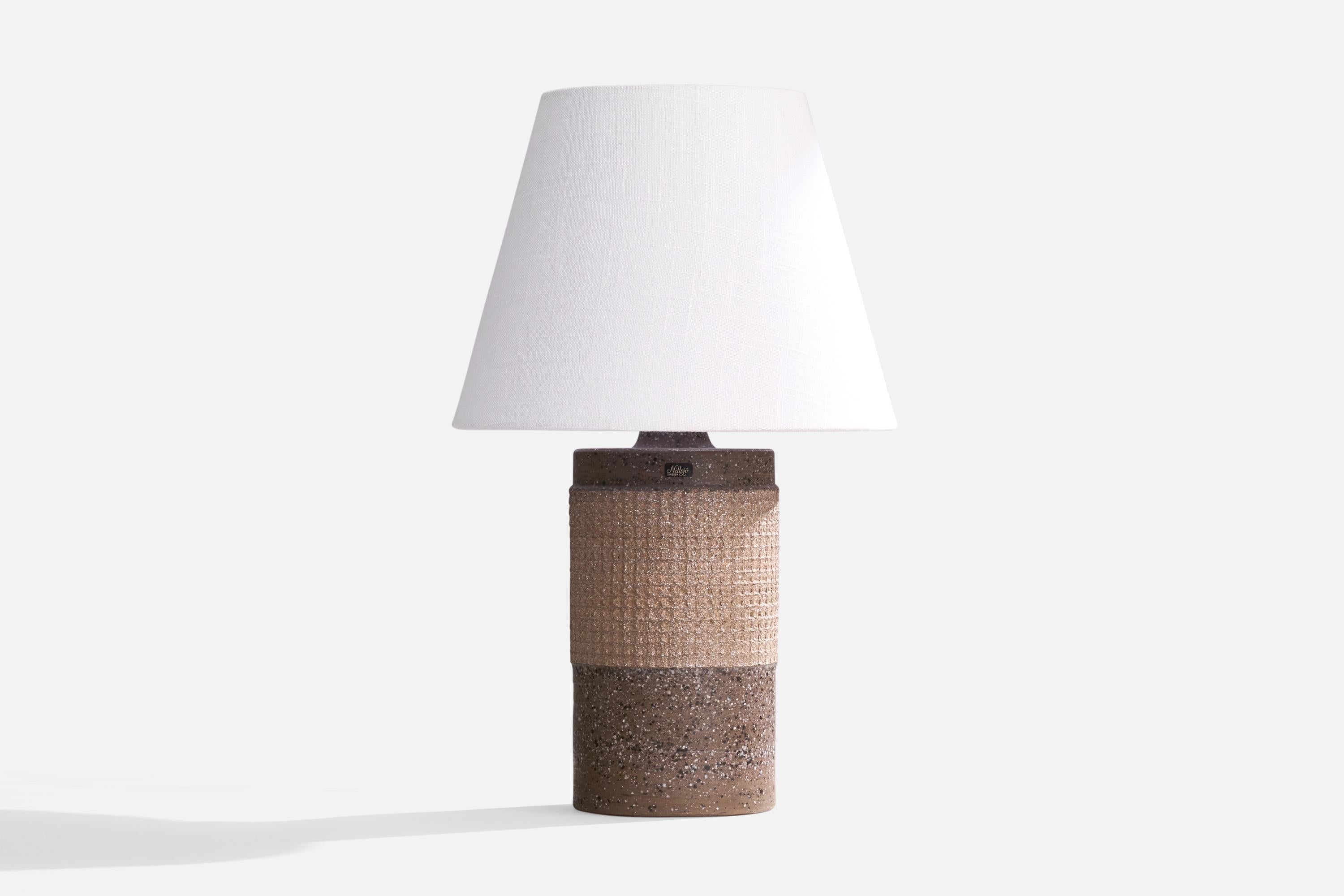 Lampe de table en grès gris incisé, conçue par Thomas Hellström et produite par Nittsjö, Suède, C.C..

Dimensions de la lampe (pouces) : 10.9