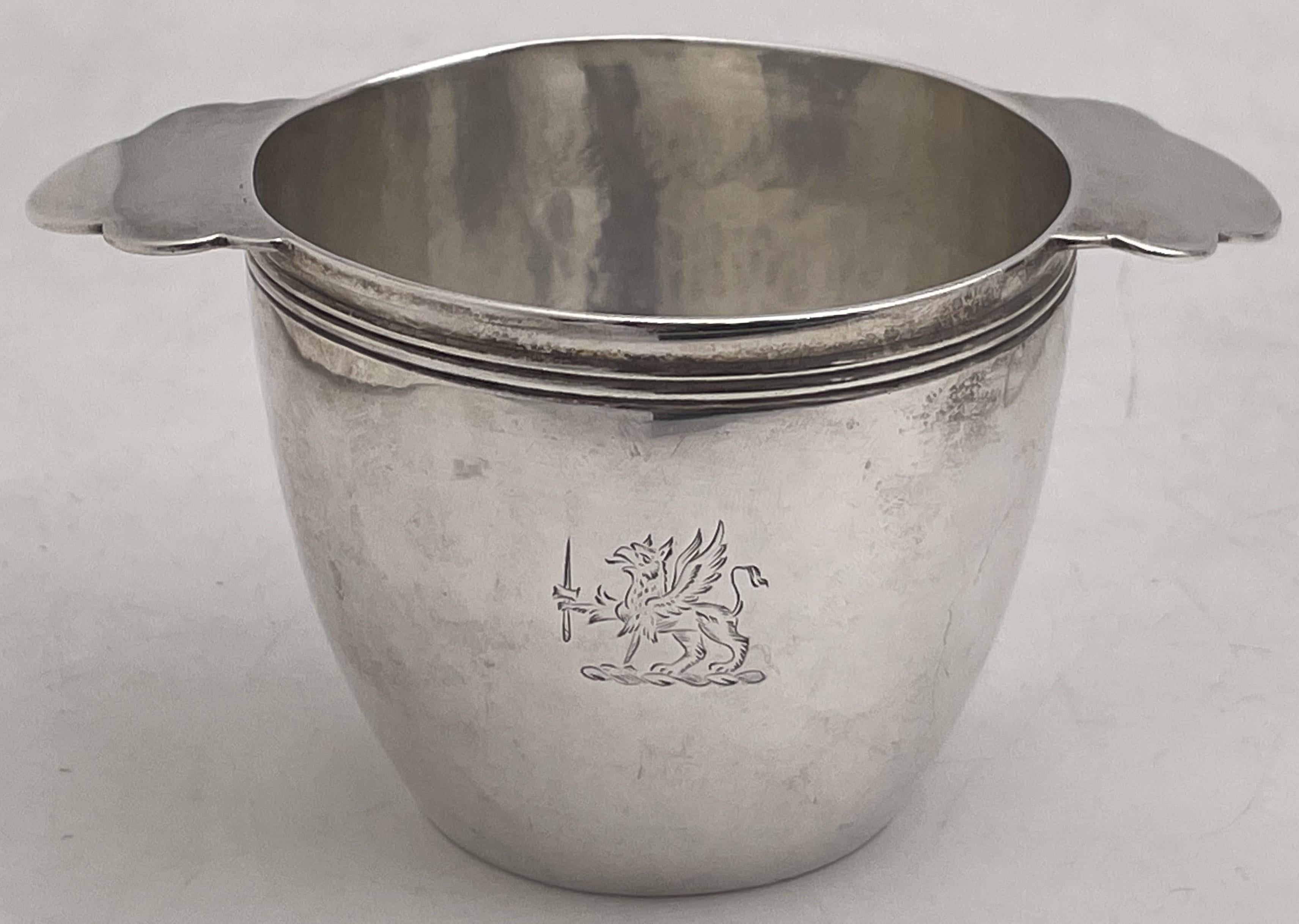 Thomas Heming set of 4 hand-beaten sterling silver quaich cups, made in London, England, in 1801 (Georgian era), adorned with an engraved crest and with 2 handles. They measure 4'' from handle to handle (2 2/3'' in diameter) by 2 1/3'' in height,