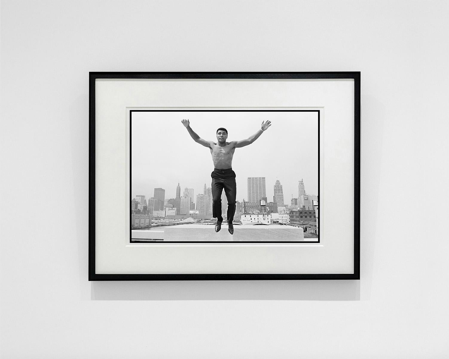 Muhammad Ali, rivière de Chicago, Illinois - Photograph de Thomas Hoepker