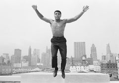 Muhammad Ali sautant d'un pont au-dessus de la rivière Chicago, États-Unis 1966 