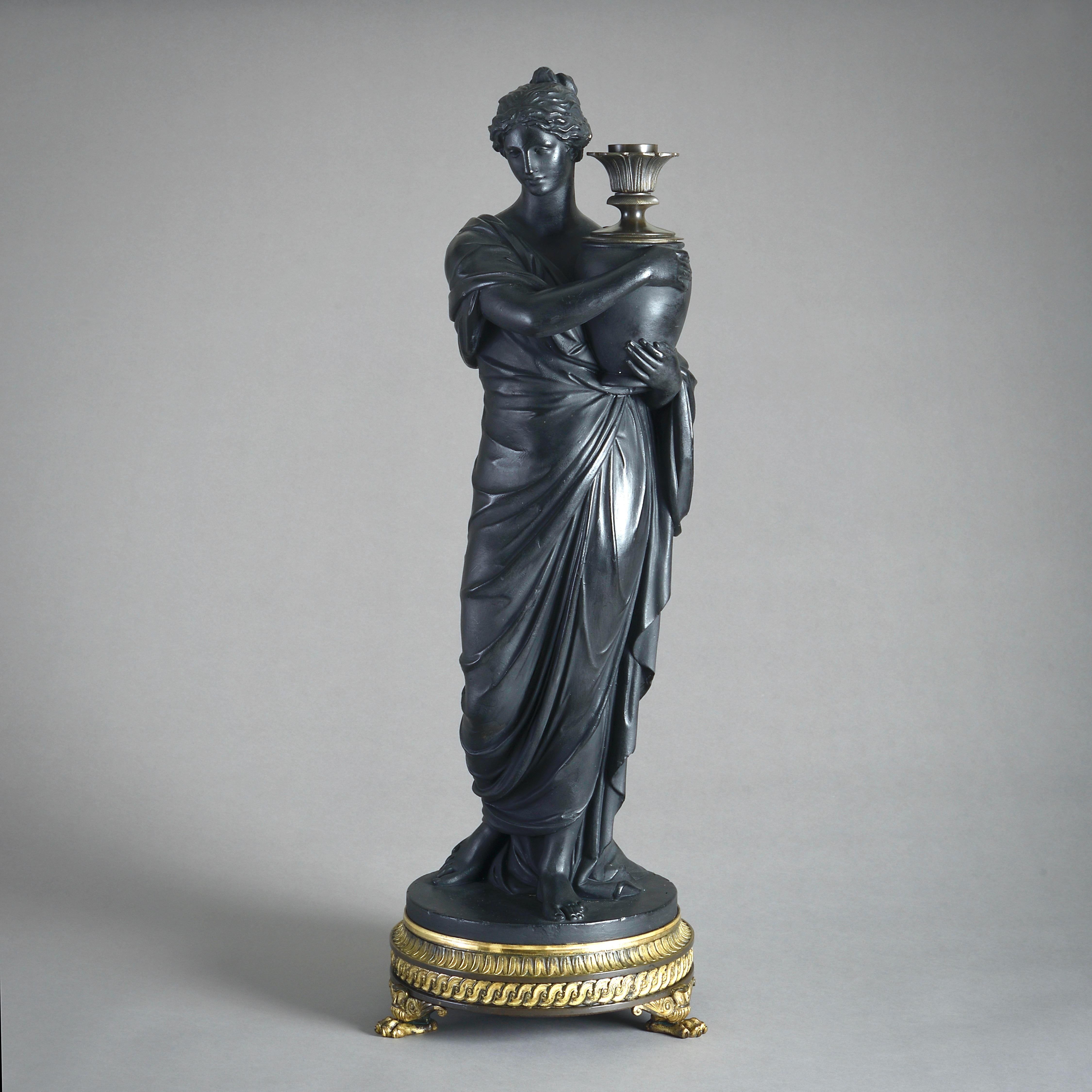 BELLA FIGURA IN GESSO BRONZATO DI UNA VESTALE DELLA REGGENZA CHE PORTA UNA LAMPADA DI THOMAS HOPPER, CIRCA 1807.

Firmato H. HOPPER LONDRA 6 LUGLIO 1807.

Con l'originale lampada in bronzo e la raffinata base in bronzo e ormolu con foglie rigide e