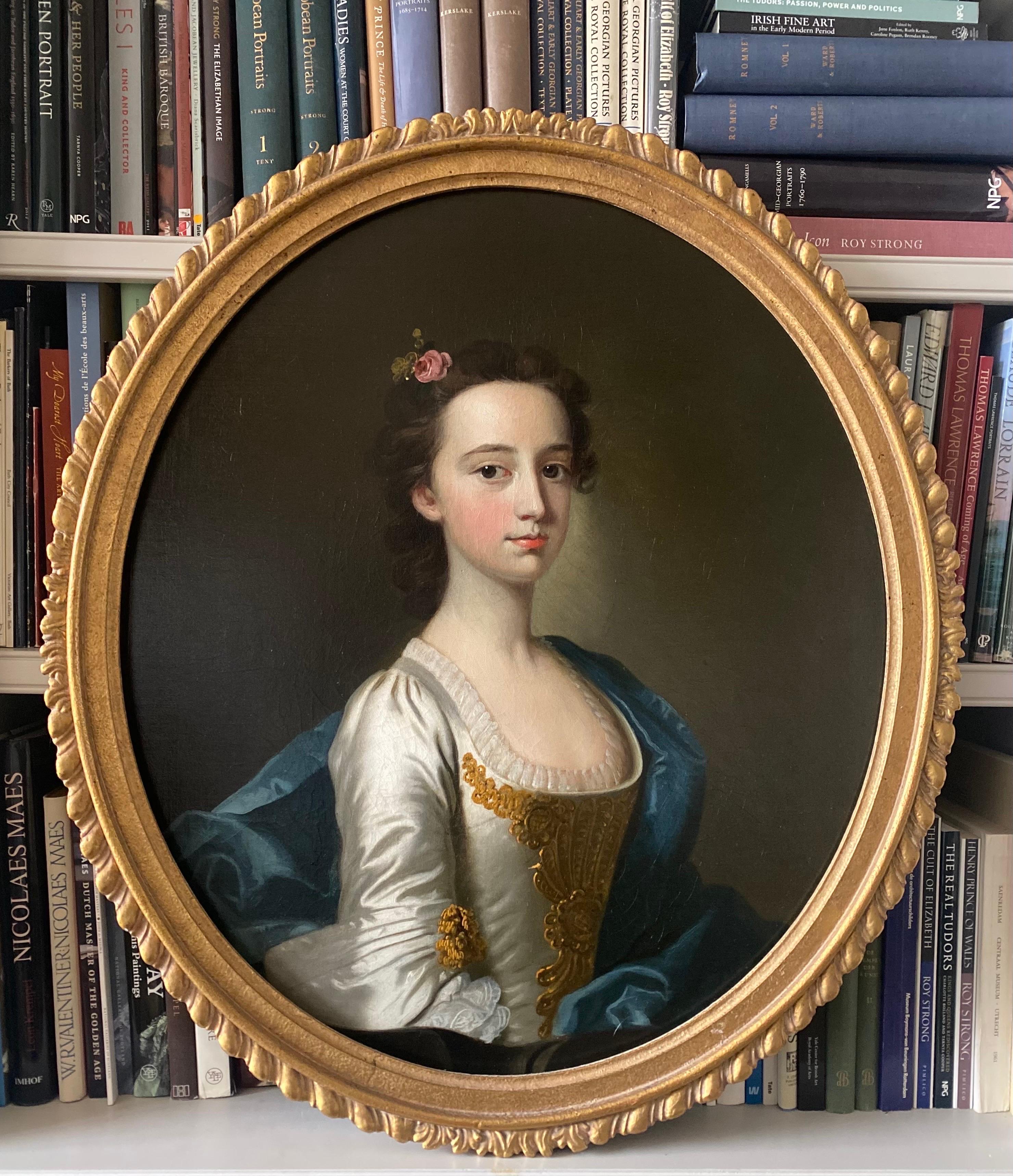  Portrait du 18e siècle d'une jeune femme en robe de soie ivoire et manteau de soie bleue en vente 1