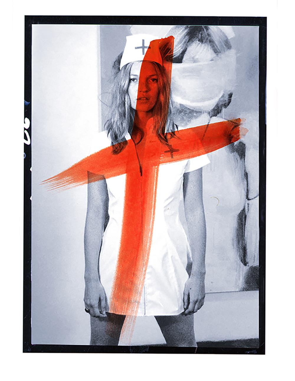  Kate Moss on the Cross – Print von Thomas Hussung