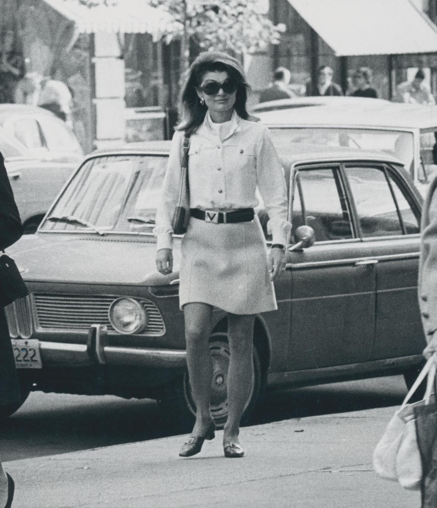 Street Photography von Jackie Onassis; Schwarz-Weiß, 1970er Jahre, 25,2 x 20,2 cm (Moderne), Art, von Thomas J. Wargacki