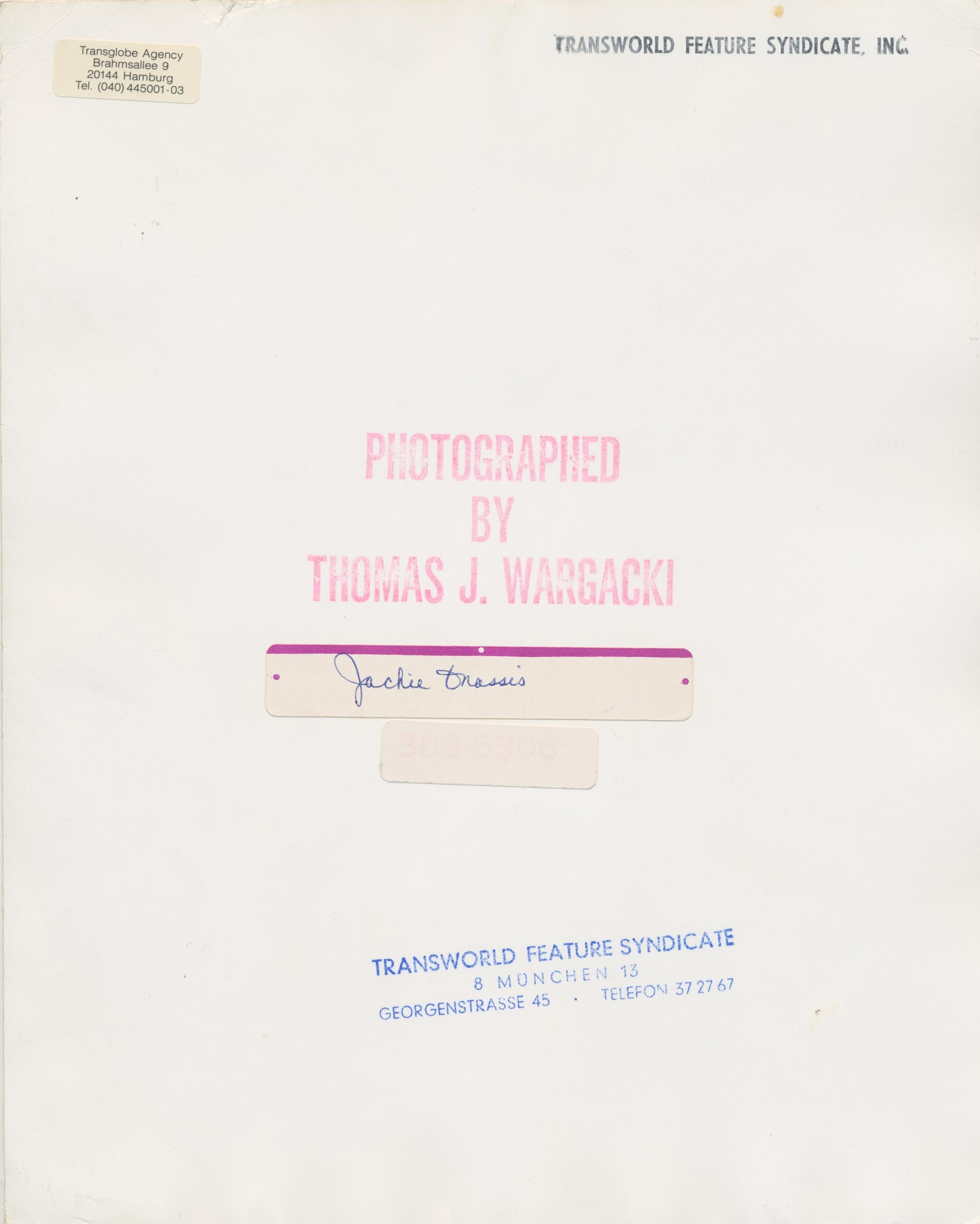 Street Photography von Jackie Onassis; Schwarz-Weiß, 1970er Jahre, 25,2 x 20,2 cm im Angebot 1