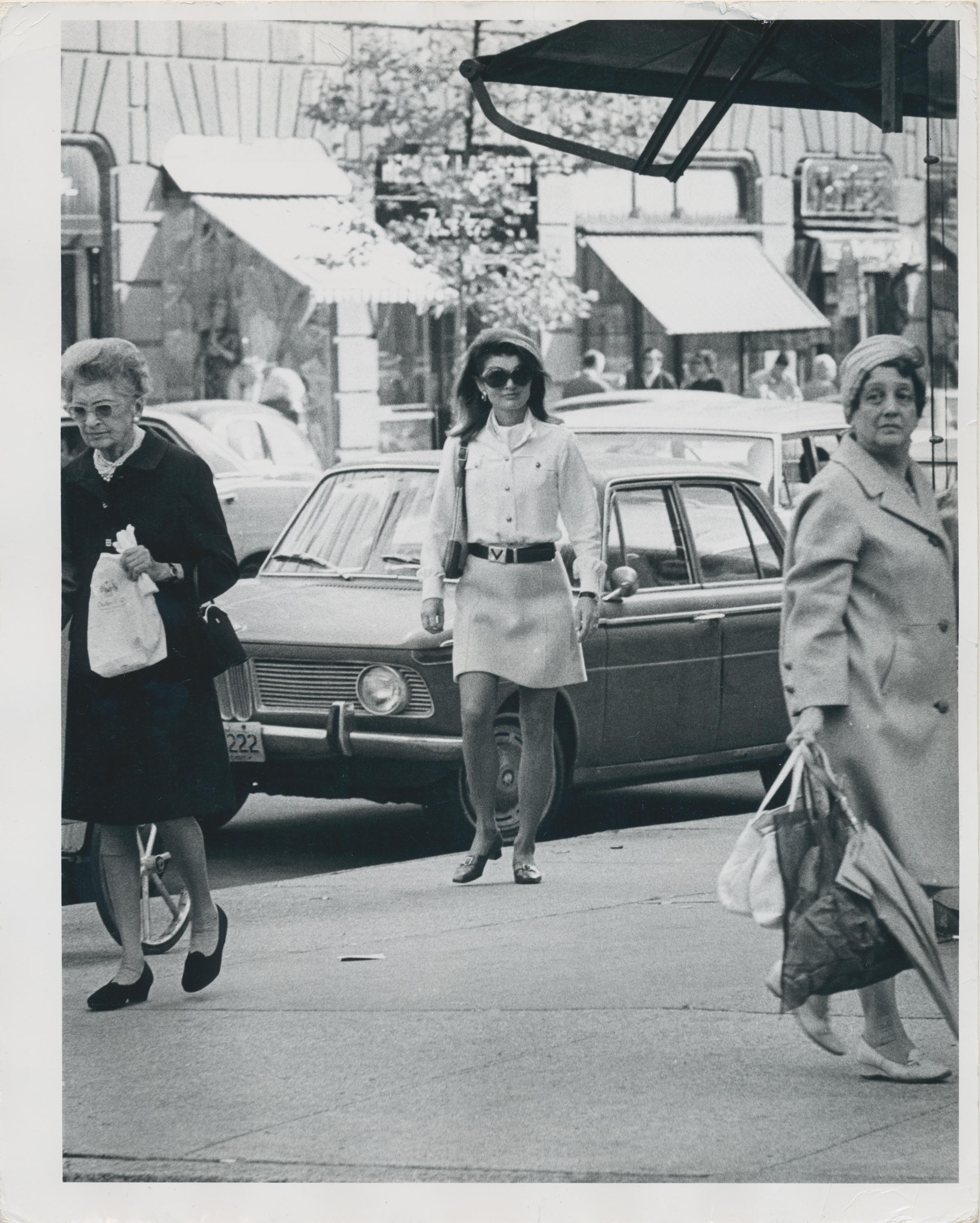 Street Photography von Jackie Onassis; Schwarz-Weiß, 1970er Jahre, 25,2 x 20,2 cm – Art von Thomas J. Wargacki