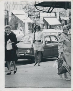 Street Photography von Jackie Onassis; Schwarz-Weiß, 1970er Jahre, 25,2 x 20,2 cm