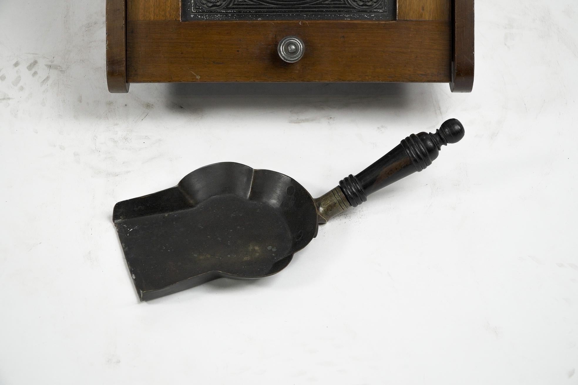 Thomas Jeckyll for Barnard Bishop and Barnard. A rare Aesthetic Walnut coal box For Sale 7